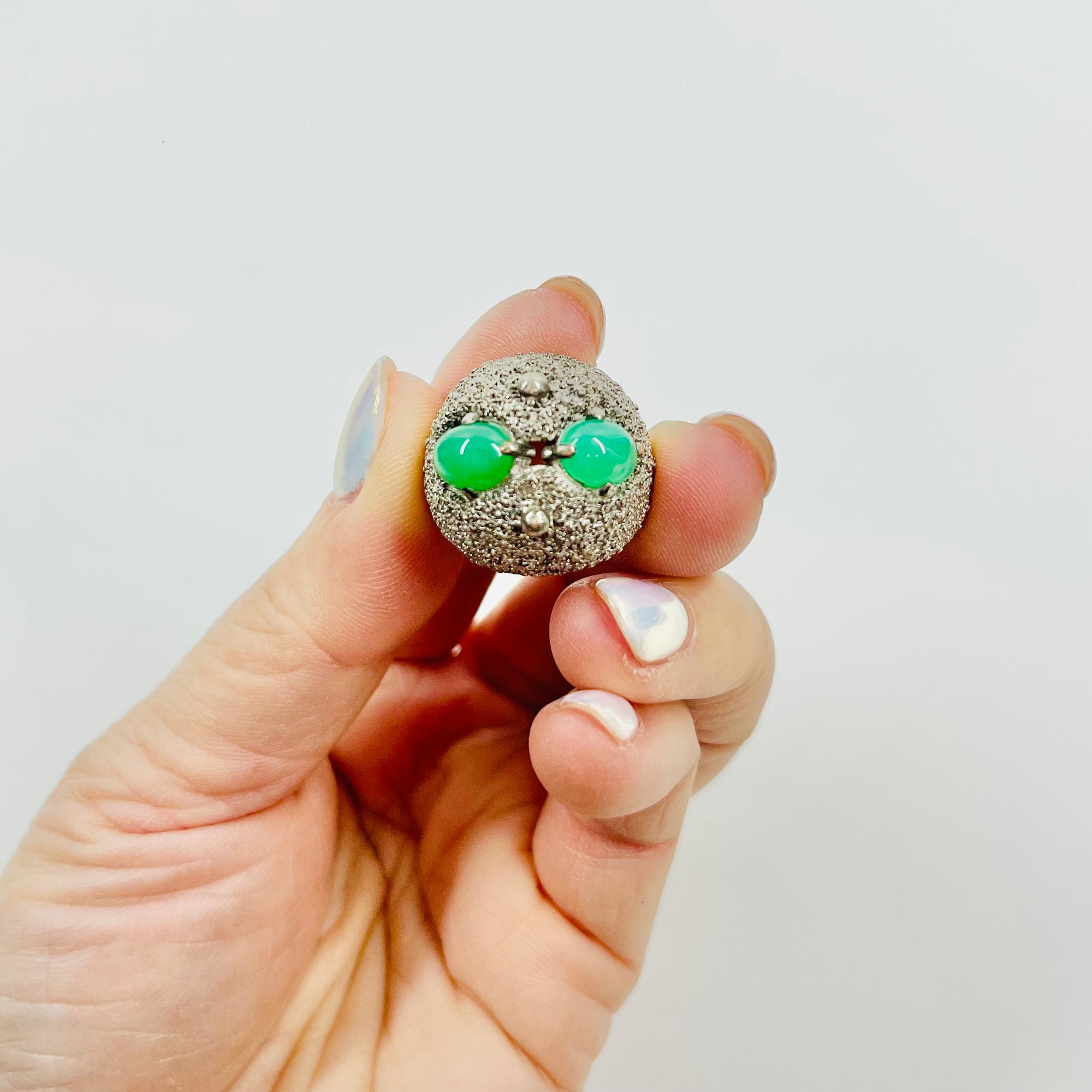 ANTIQUE SILVER RING WITH EMERALD CABOCHON AND FILIGREE DOME