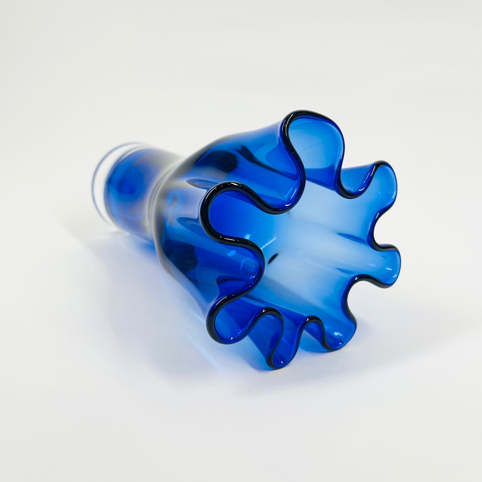 MIDCENTURY SIGNED FINNISH GLASS HANDKERCHIEF POIMU VASE BY INKERI TOIKKA FOR NUUTAJARVI NOTSJO