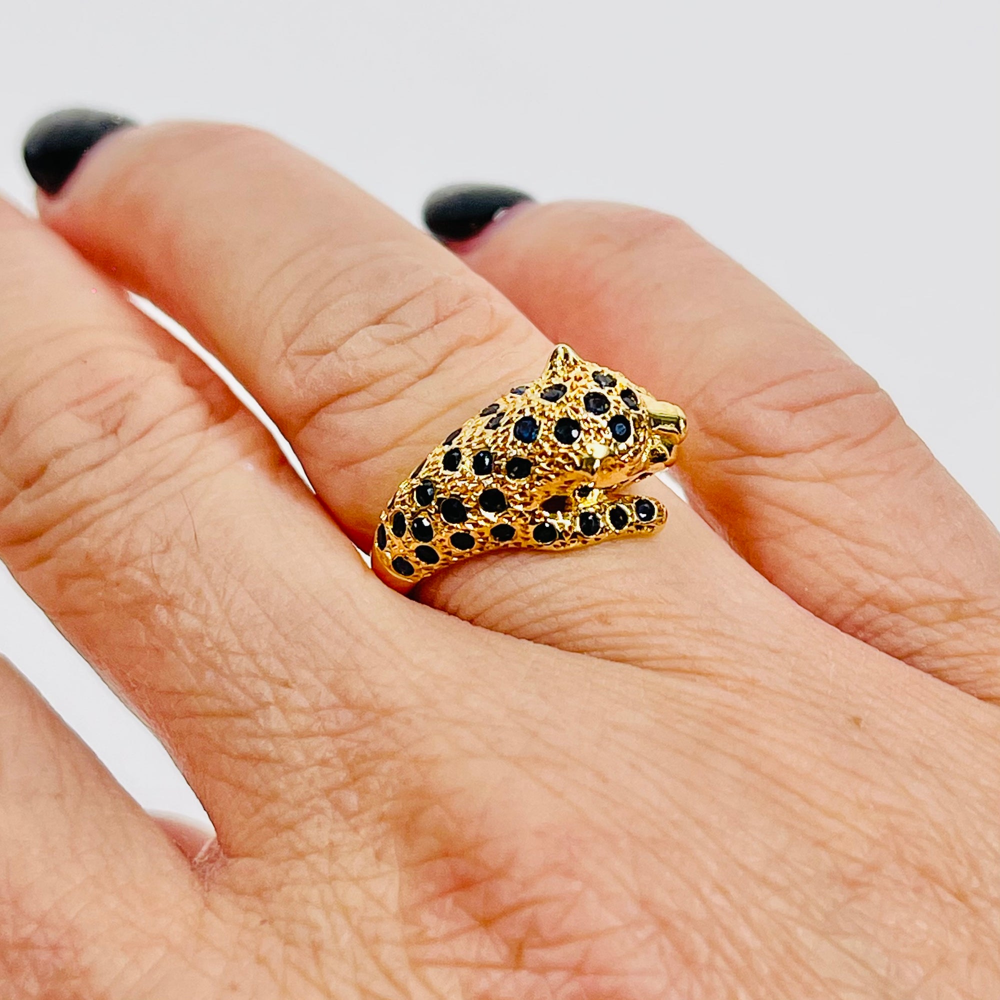 1970s 18k YELLOW GOLD BLUE SAPPHIRE LEOPARD RING