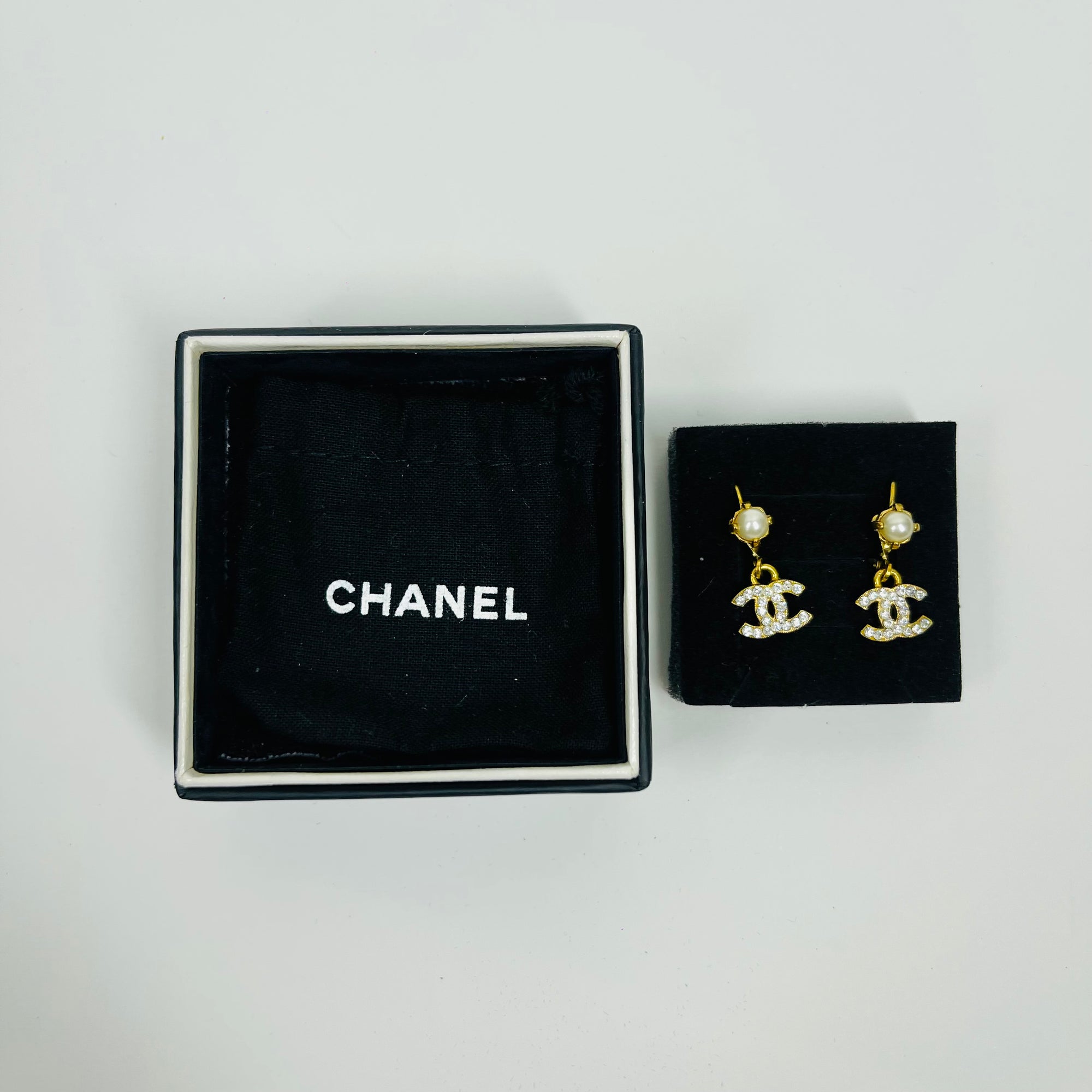 1990s CHANEL CC GOLD LOGO CRYSTAL PEARL PIERCED EARRINGS