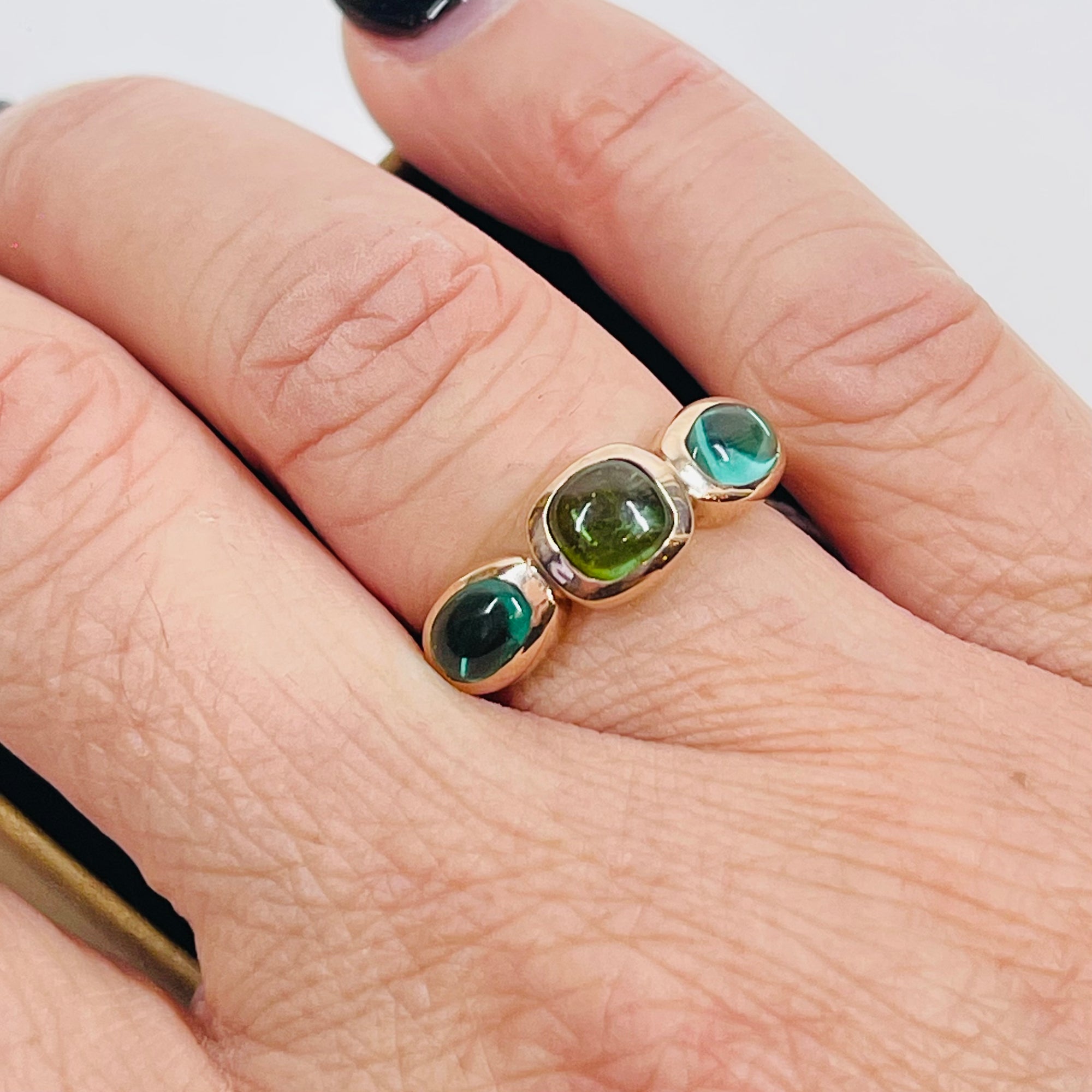 1970s 10K ROSE GOLD TRILOGY RING WITH EMERALD & PERIDOT CABOCHON