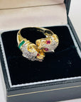 1950s 14K YELLOW GOLD DIAMOND EMERALD DOUBLE PANTHER HEADS RING WITH RUBY EYES