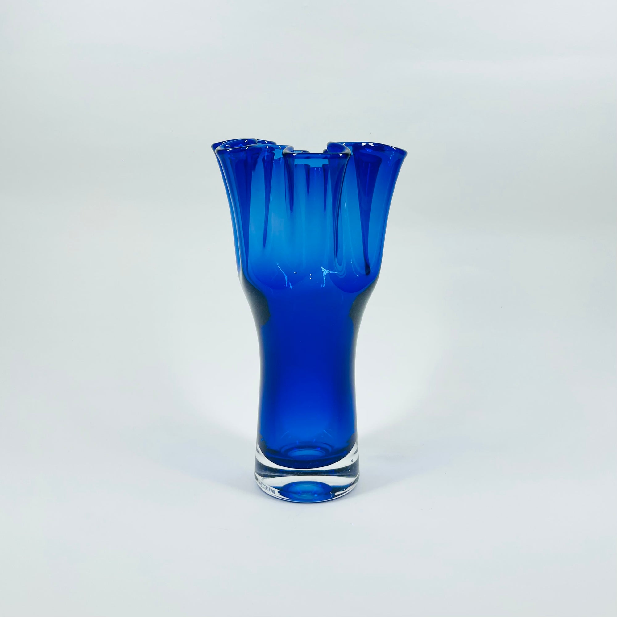 MIDCENTURY SIGNED FINNISH GLASS HANDKERCHIEF POIMU VASE BY INKERI TOIKKA FOR NUUTAJARVI NOTSJO