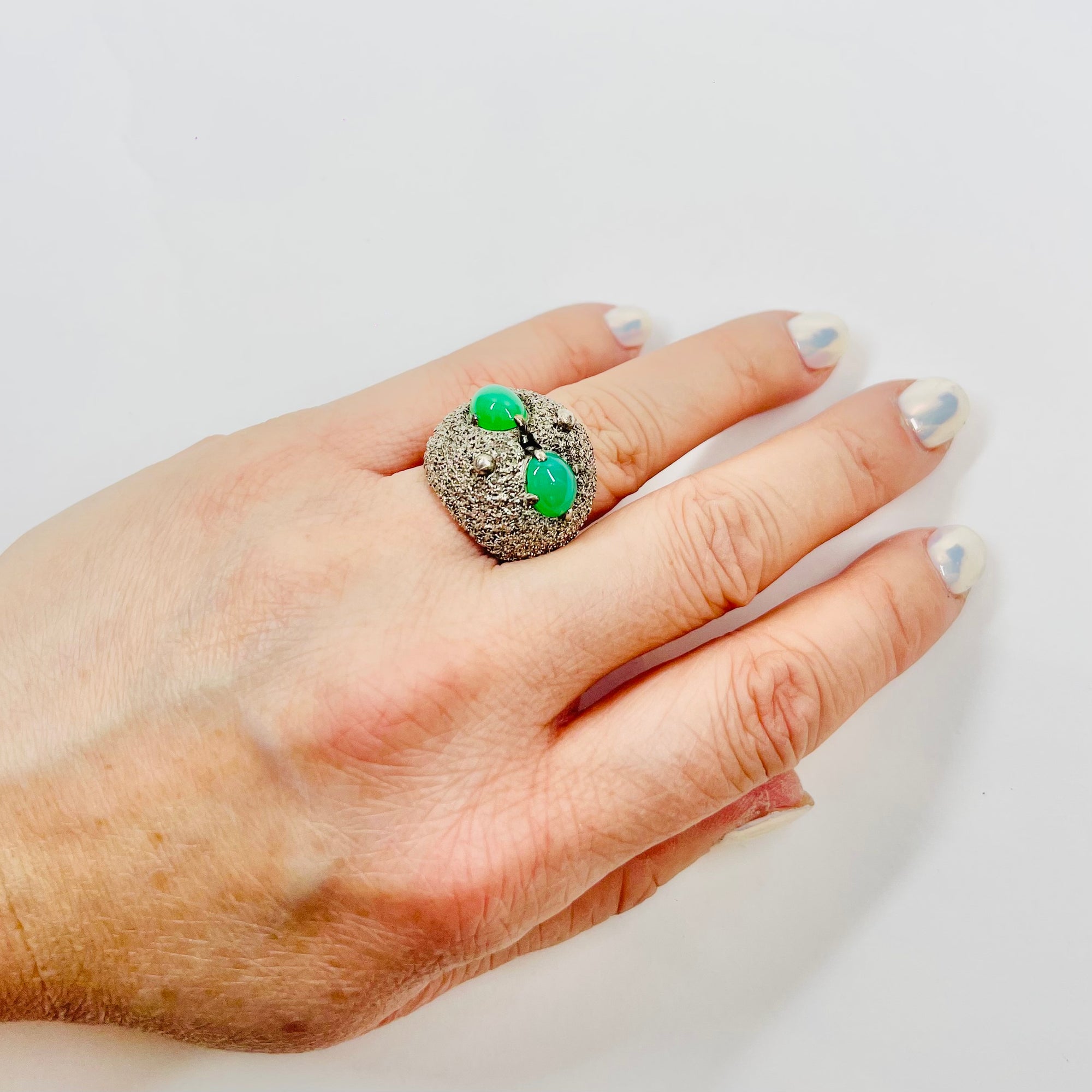 ANTIQUE SILVER RING WITH EMERALD CABOCHON AND FILIGREE DOME