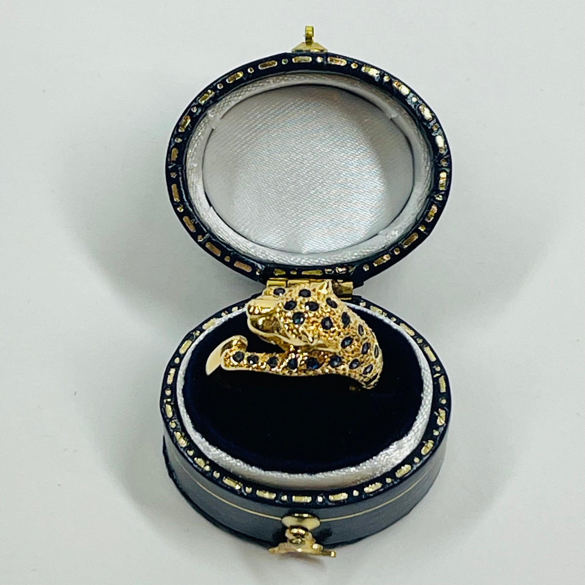 1970s 18k YELLOW GOLD BLUE SAPPHIRE LEOPARD RING