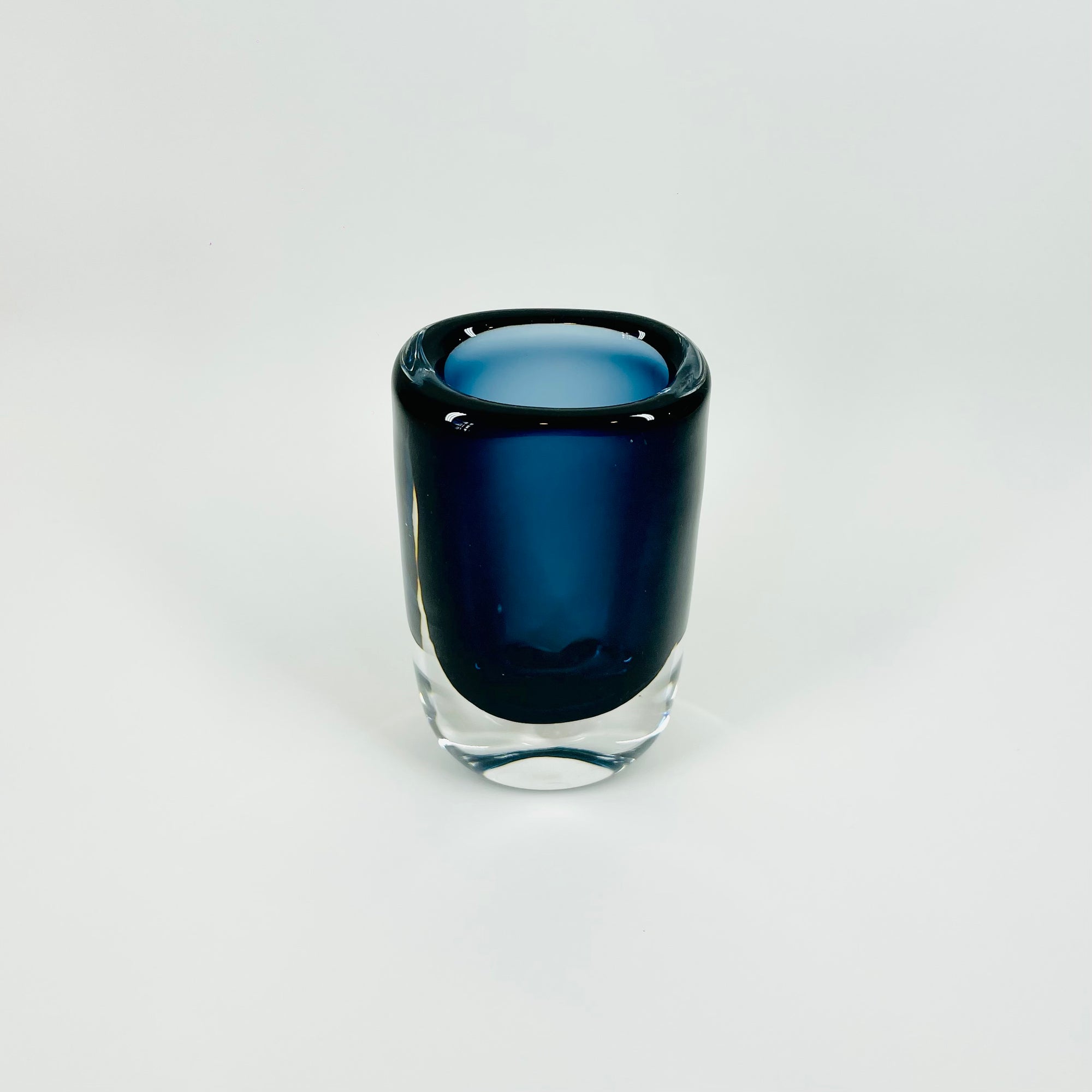 1950s NAVY BLUE SOMMERSO GLASS POSY VASE BY NILS LANDBERG FOR ORREFORS