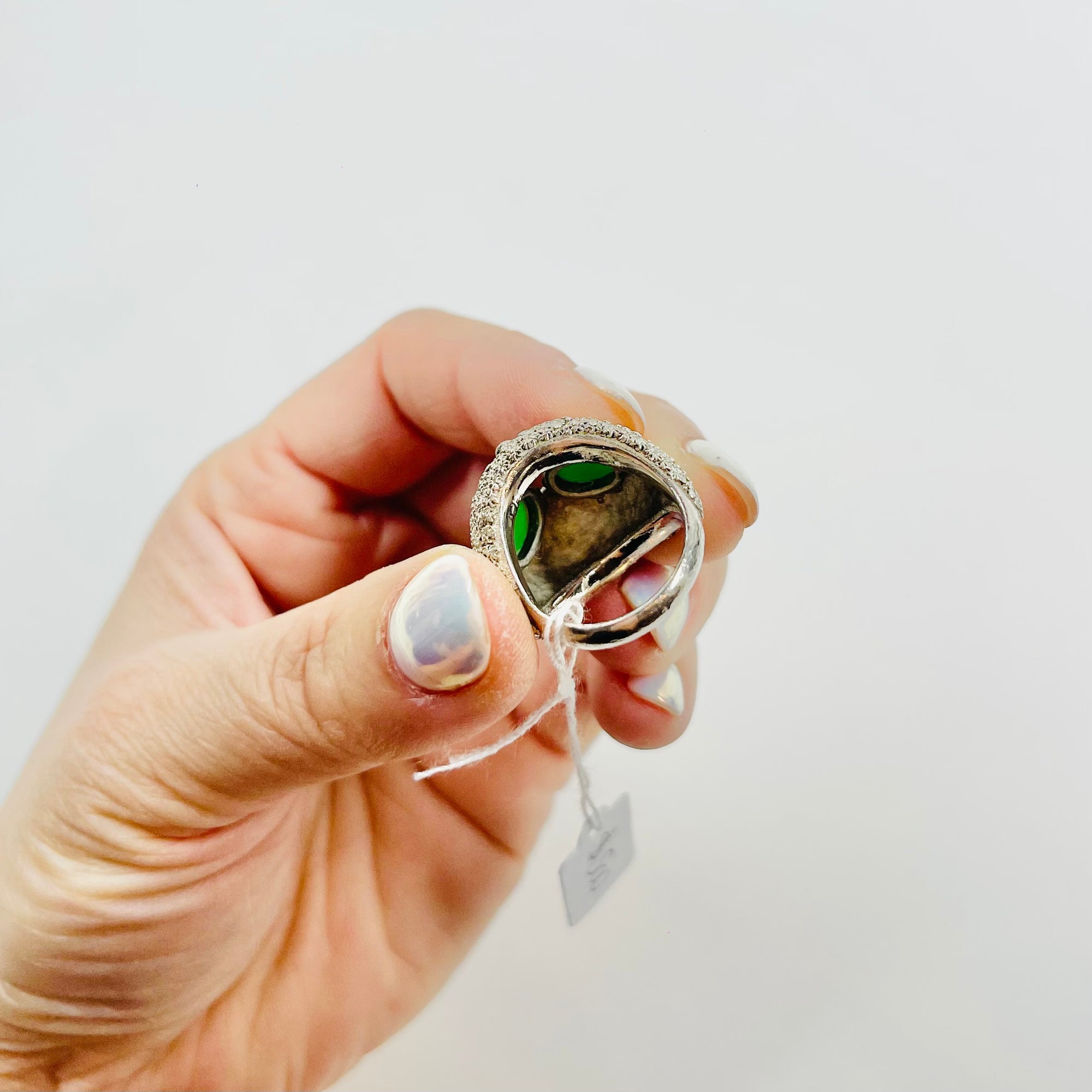 ANTIQUE SILVER RING WITH EMERALD CABOCHON AND FILIGREE DOME