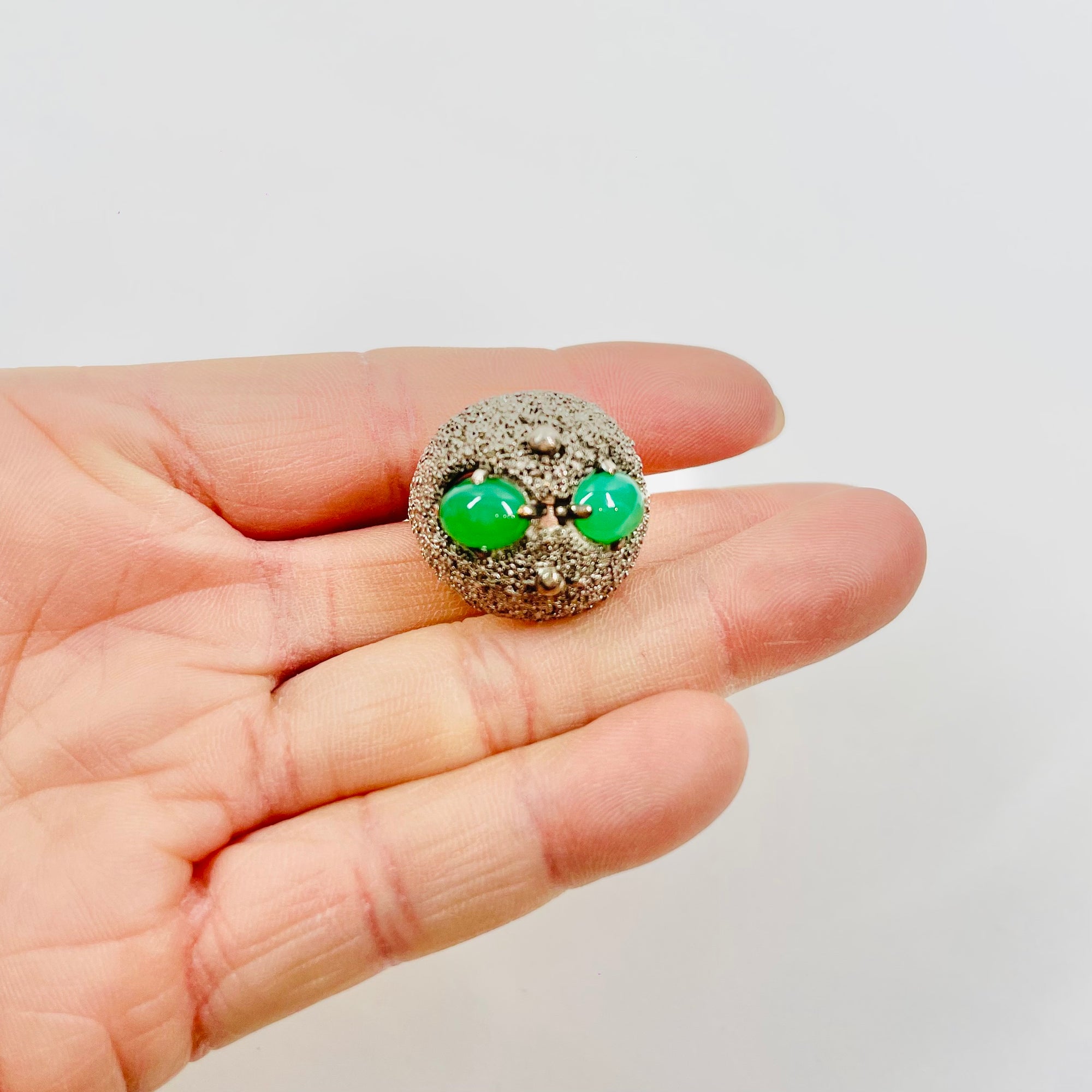 ANTIQUE SILVER RING WITH EMERALD CABOCHON AND FILIGREE DOME