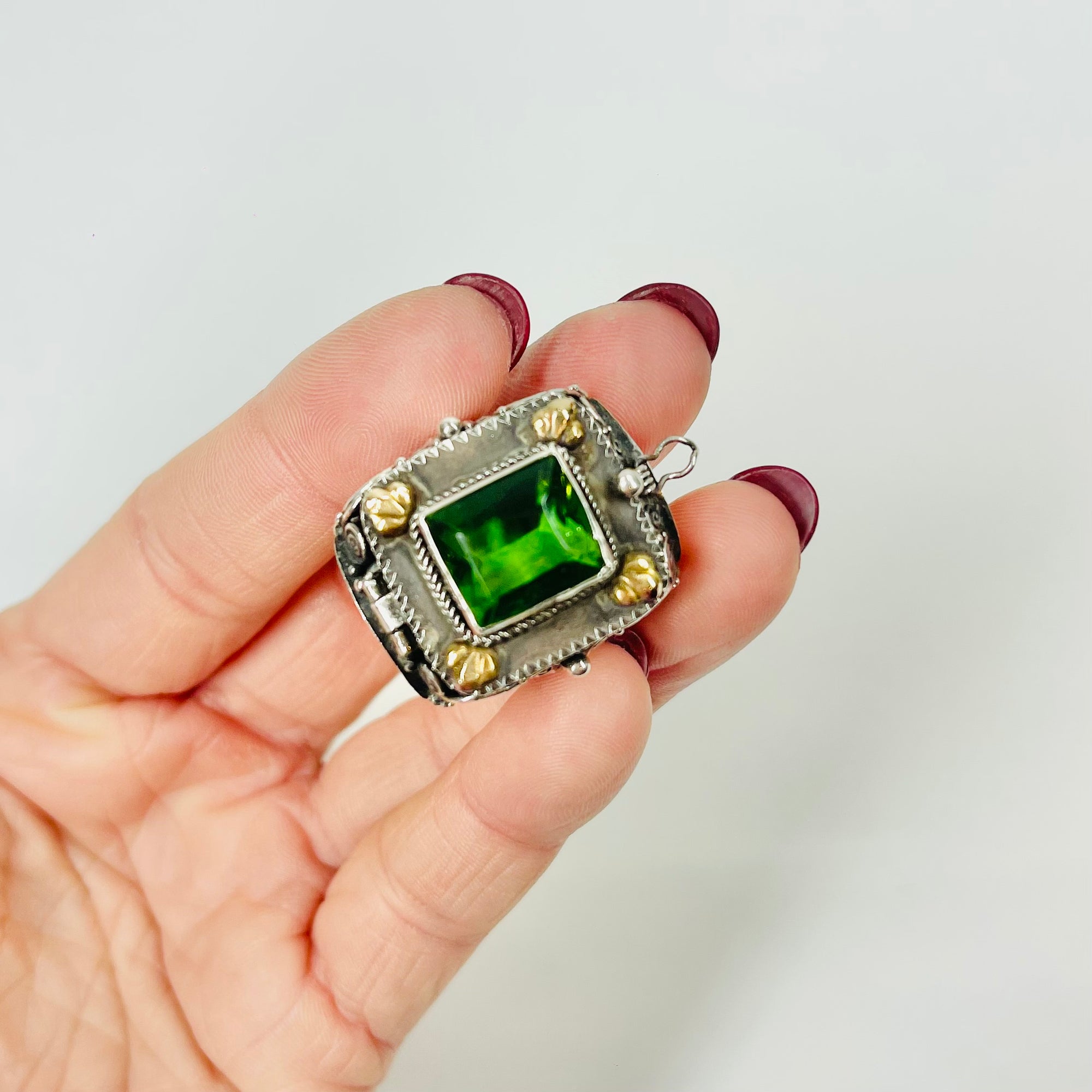 ANTIQUE GOLD SILVER COMPARTMENT RING WITH GREEN AMBER