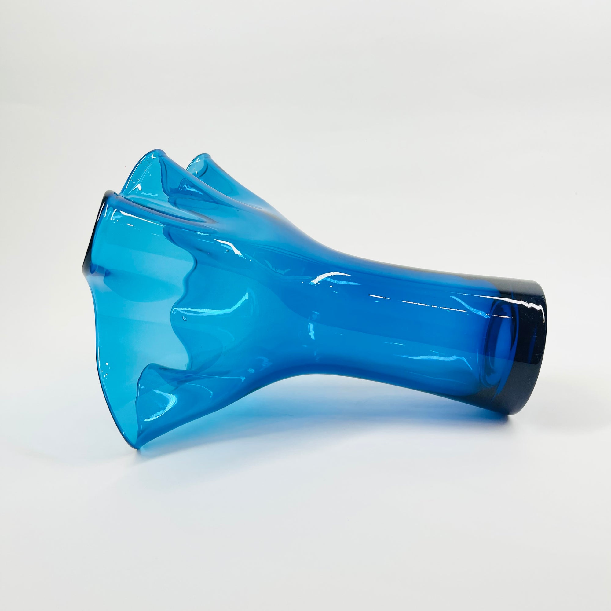 MIDCENTURY SIGNED FINNISH GLASS HANDKERCHIEF POIMU VASE BY INKERI TOIKKA FOR NUUTAJARVI NOTSJO