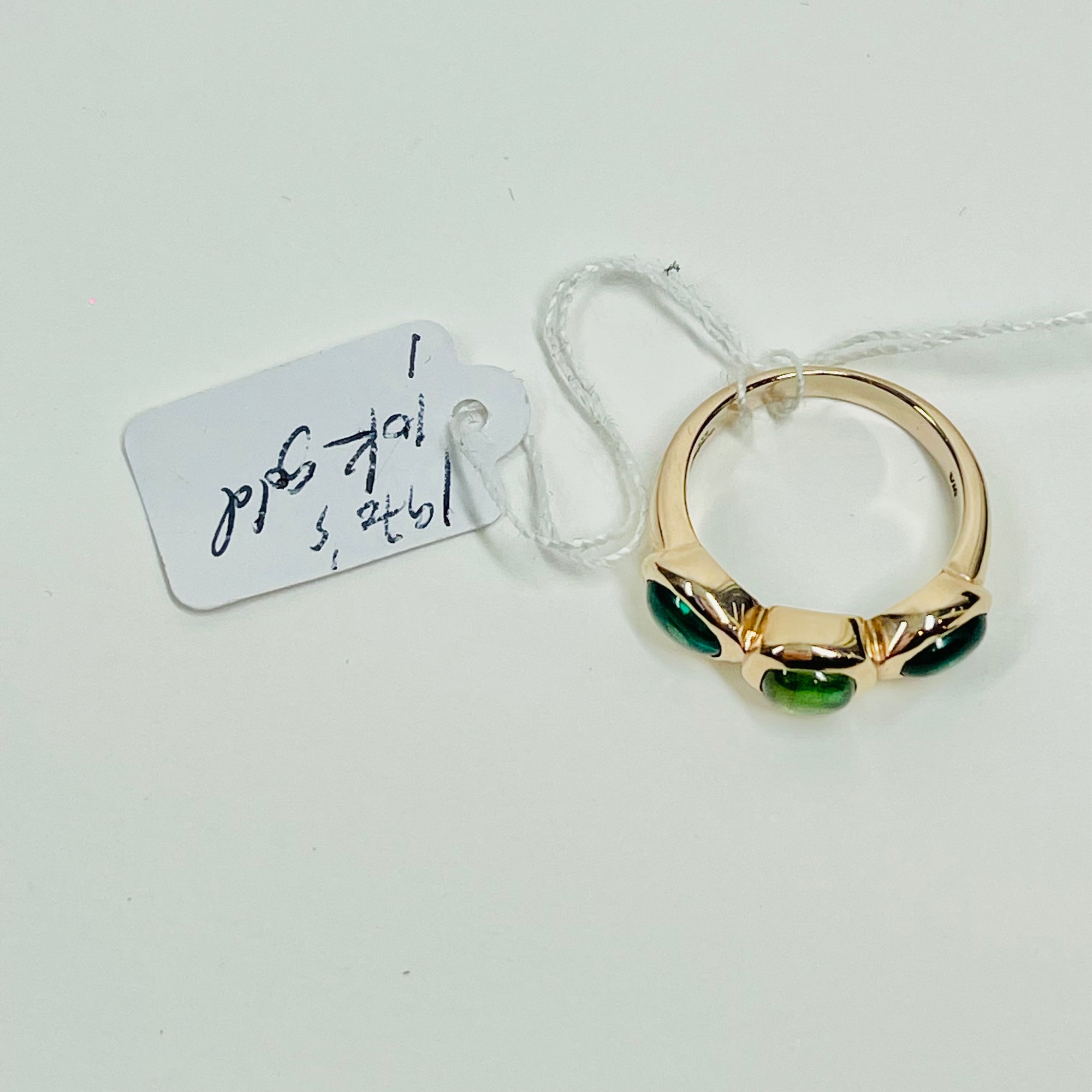 1970s 10K ROSE GOLD TRILOGY RING WITH EMERALD & PERIDOT CABOCHON