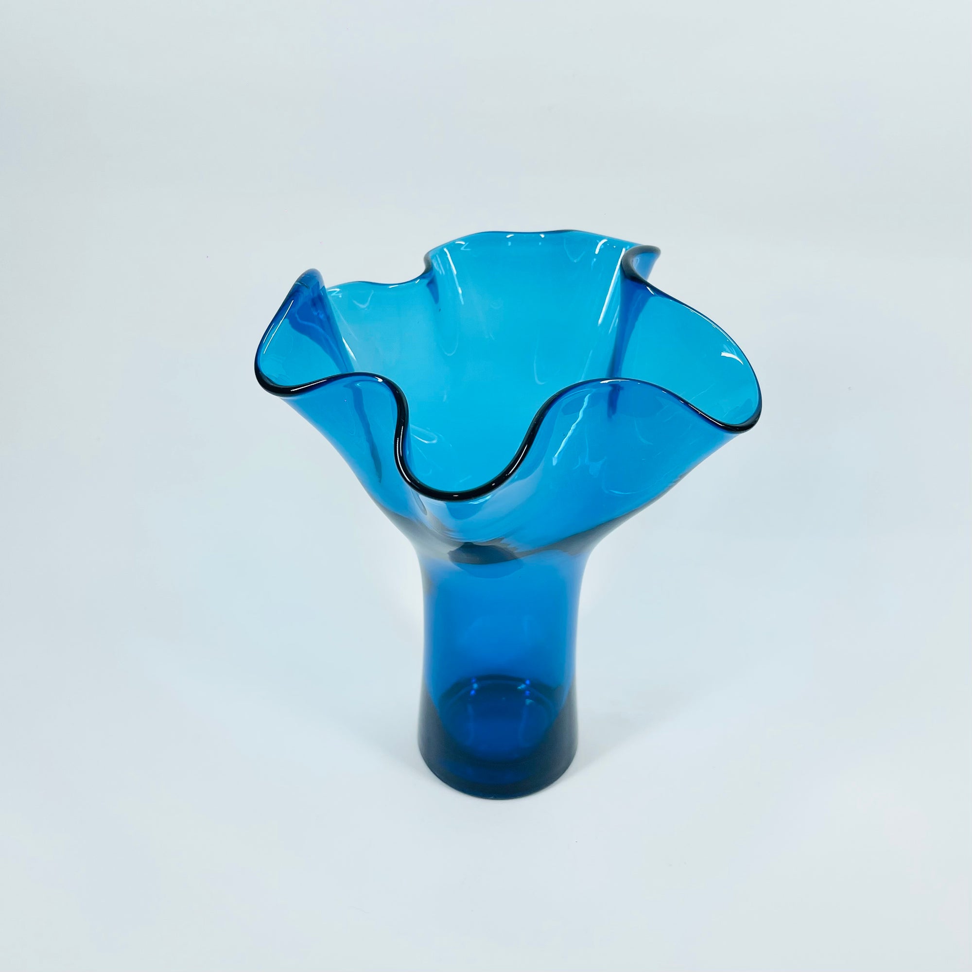 MIDCENTURY SIGNED FINNISH GLASS HANDKERCHIEF POIMU VASE BY INKERI TOIKKA FOR NUUTAJARVI NOTSJO
