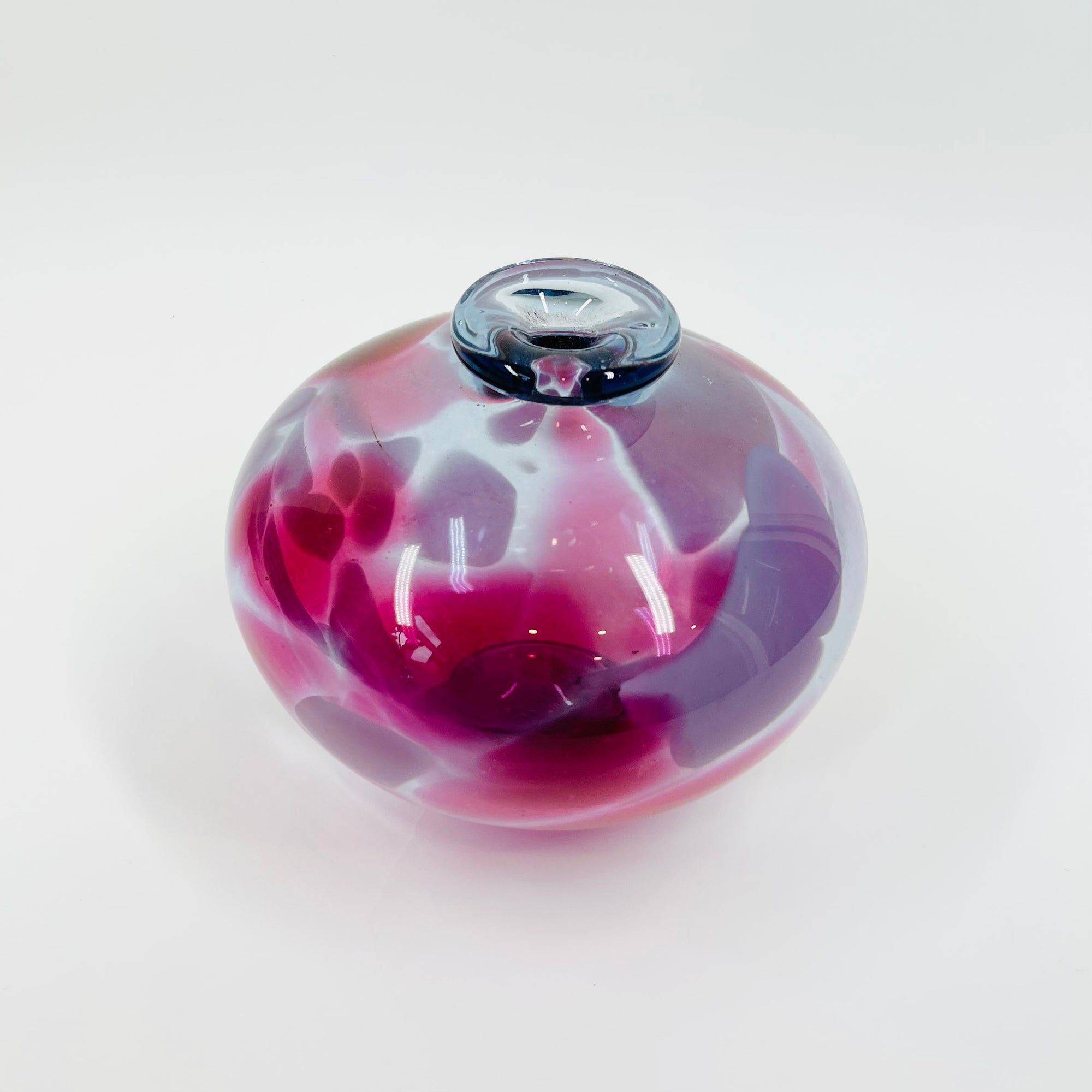 1980s AUSTRALIAN MOUTH BLOWN PINK PURPLE SPATTER ART GLASS SQUAT VASE BY STEPHEN MORRIS