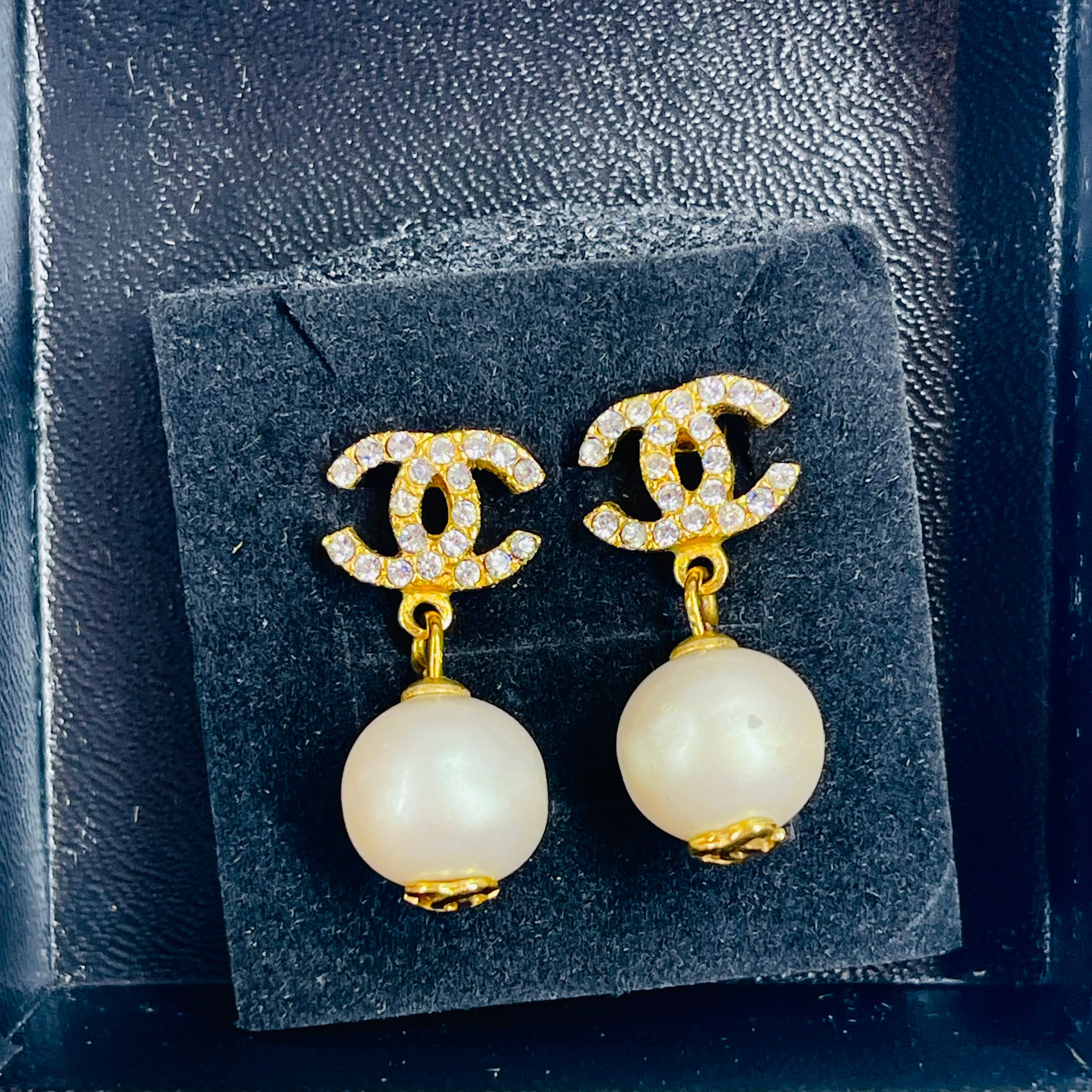 1990s CHANEL CC GOLD LOGO CRYSTAL DROP PEARL PIERCED EARRINGS