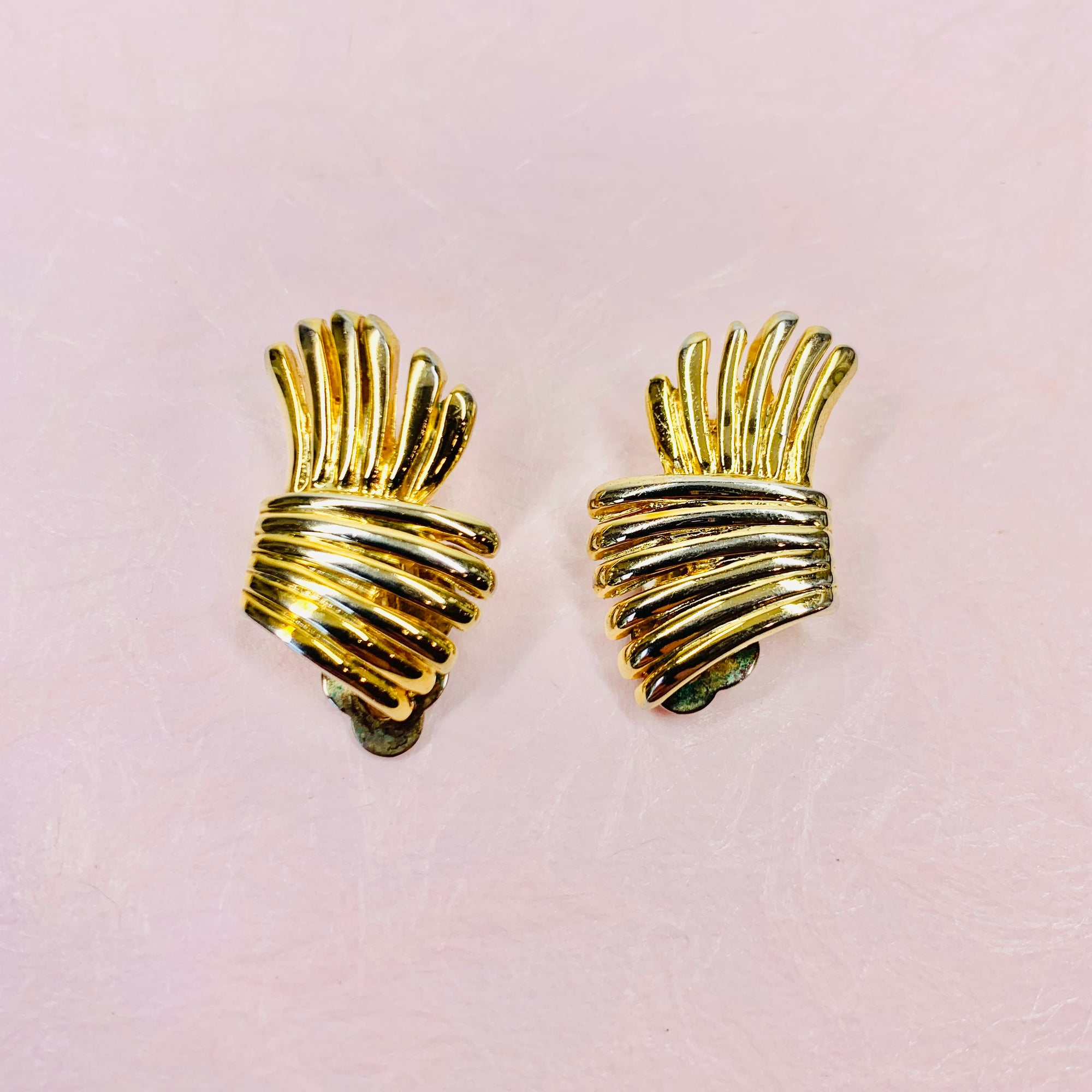 1950s RIBBED BOW KNOT CLIP ON EARRINGS