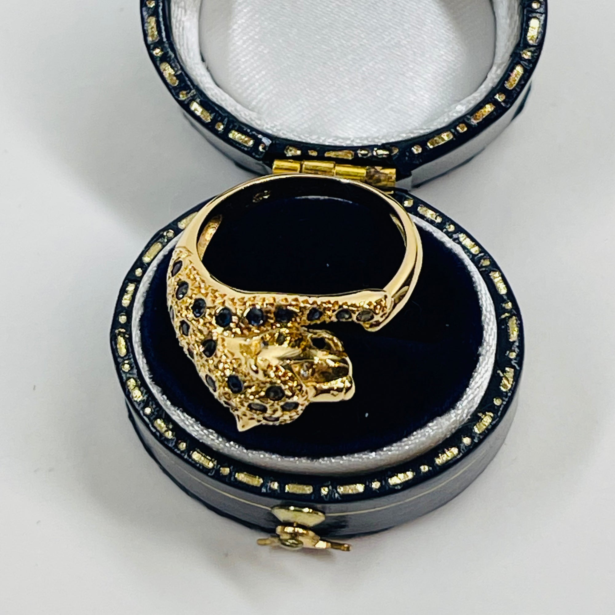 1970s 18k YELLOW GOLD BLUE SAPPHIRE LEOPARD RING