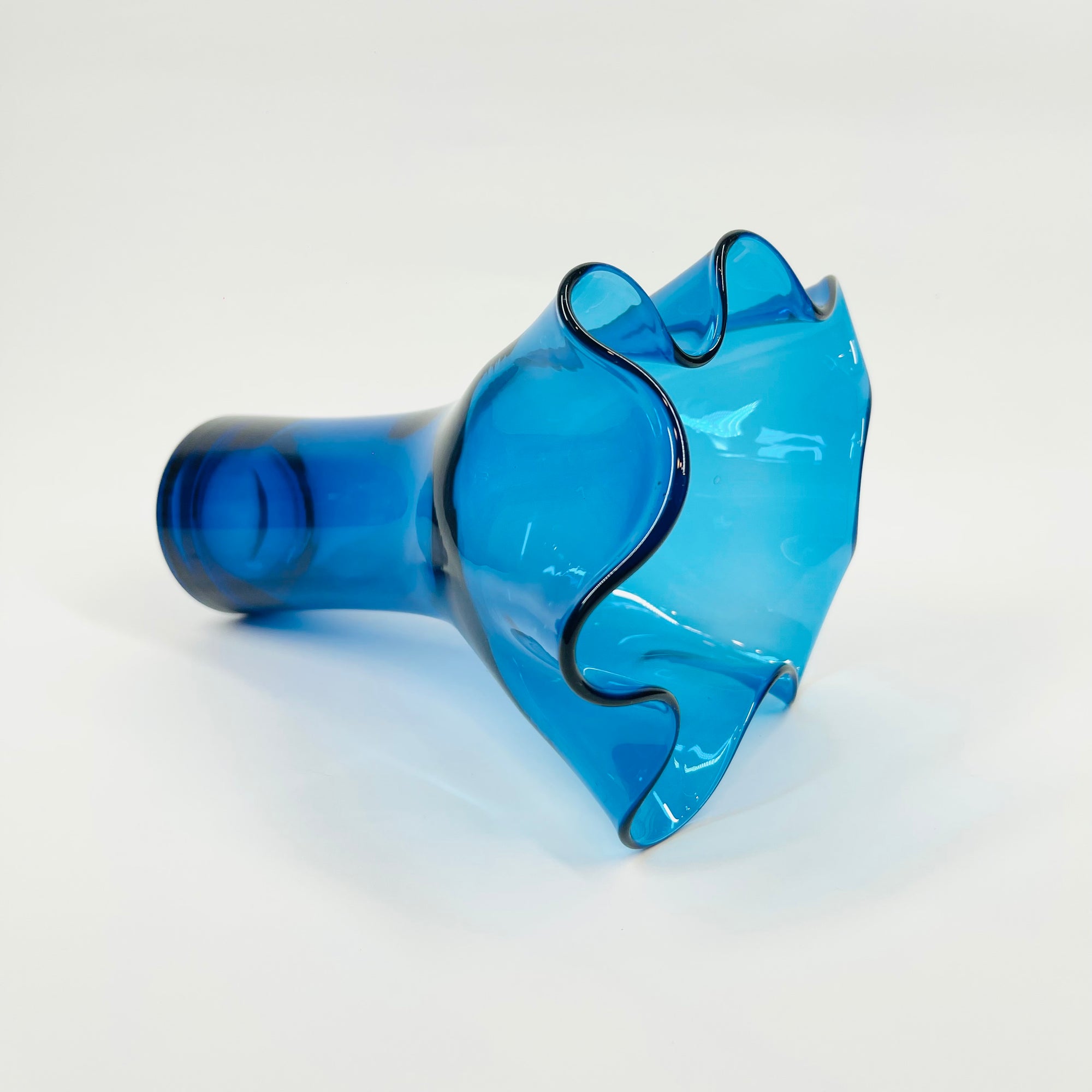 MIDCENTURY SIGNED FINNISH GLASS HANDKERCHIEF POIMU VASE BY INKERI TOIKKA FOR NUUTAJARVI NOTSJO