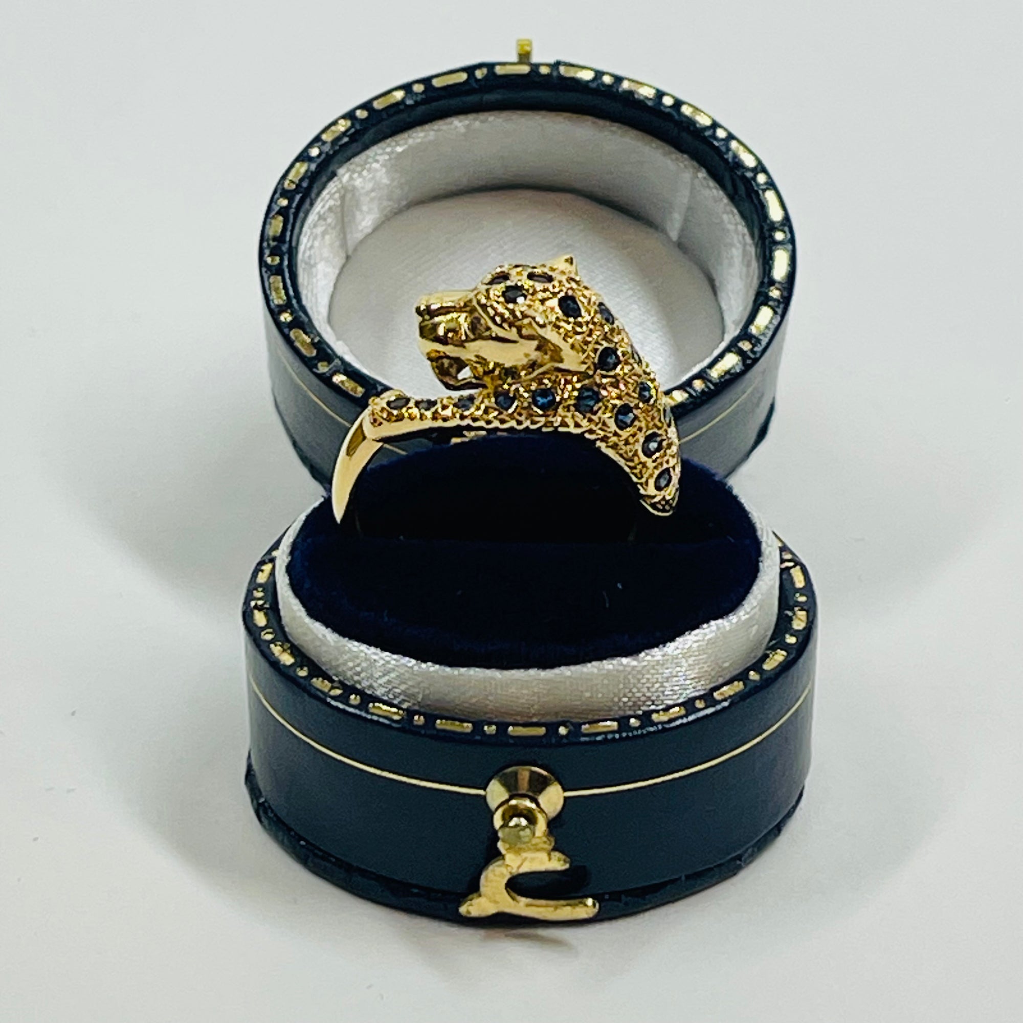 1970s 18k YELLOW GOLD BLUE SAPPHIRE LEOPARD RING