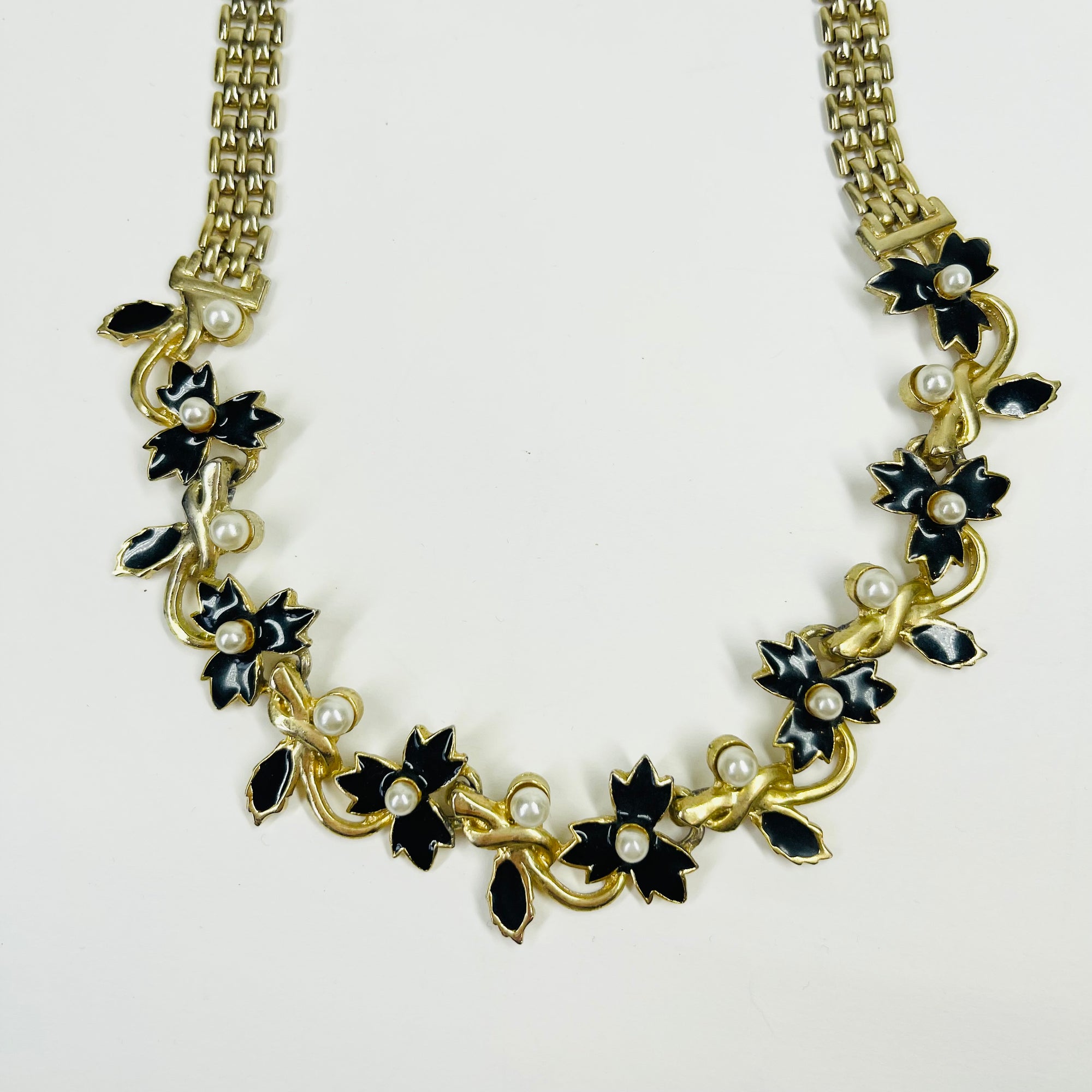1960s PEARL BLACK ENAMEL STATEMENT NECKLACE WITH PANTHERE LINKS