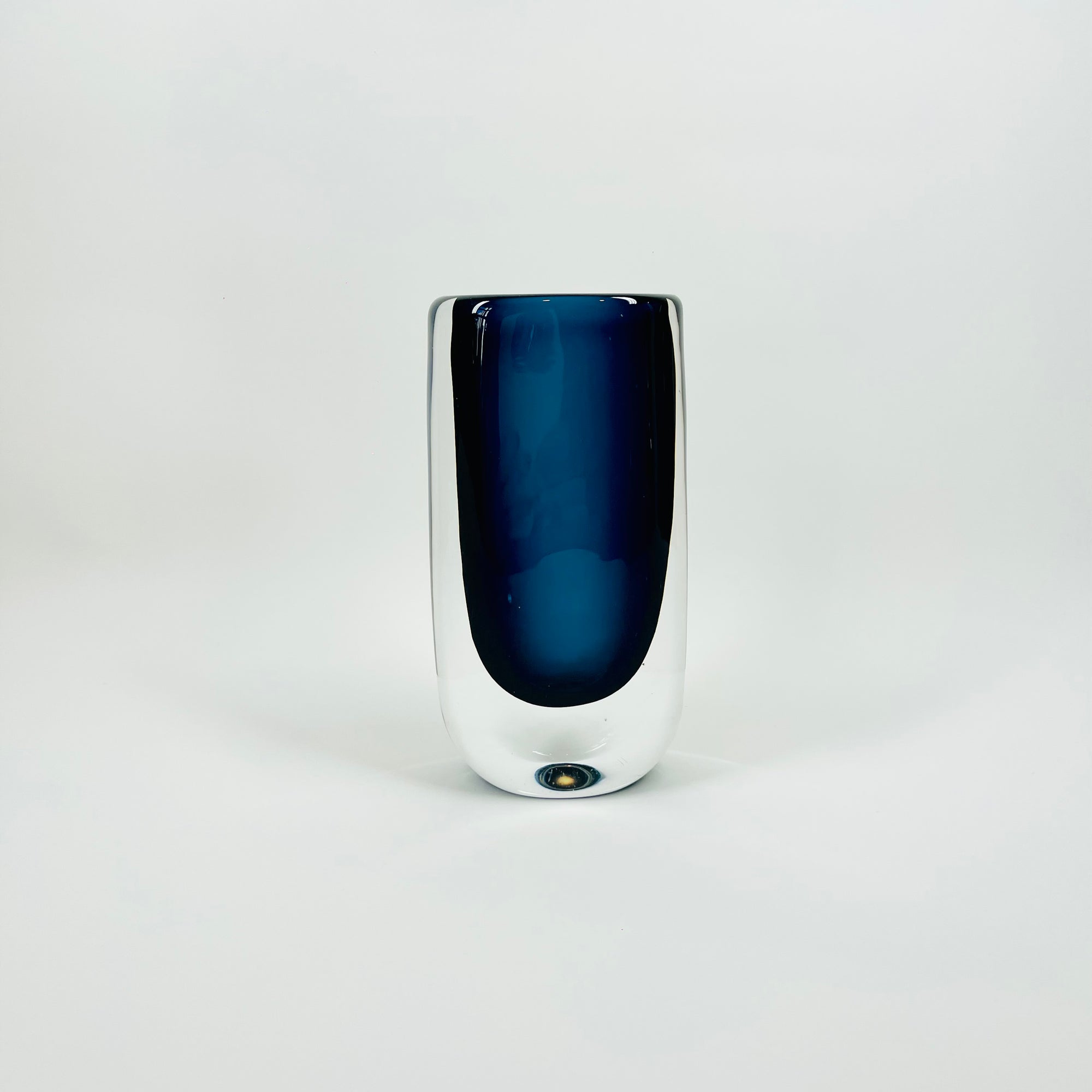 1950s NAVY BLUE SOMMERSO GLASS POSY VASE BY NILS LANDBERG FOR ORREFORS