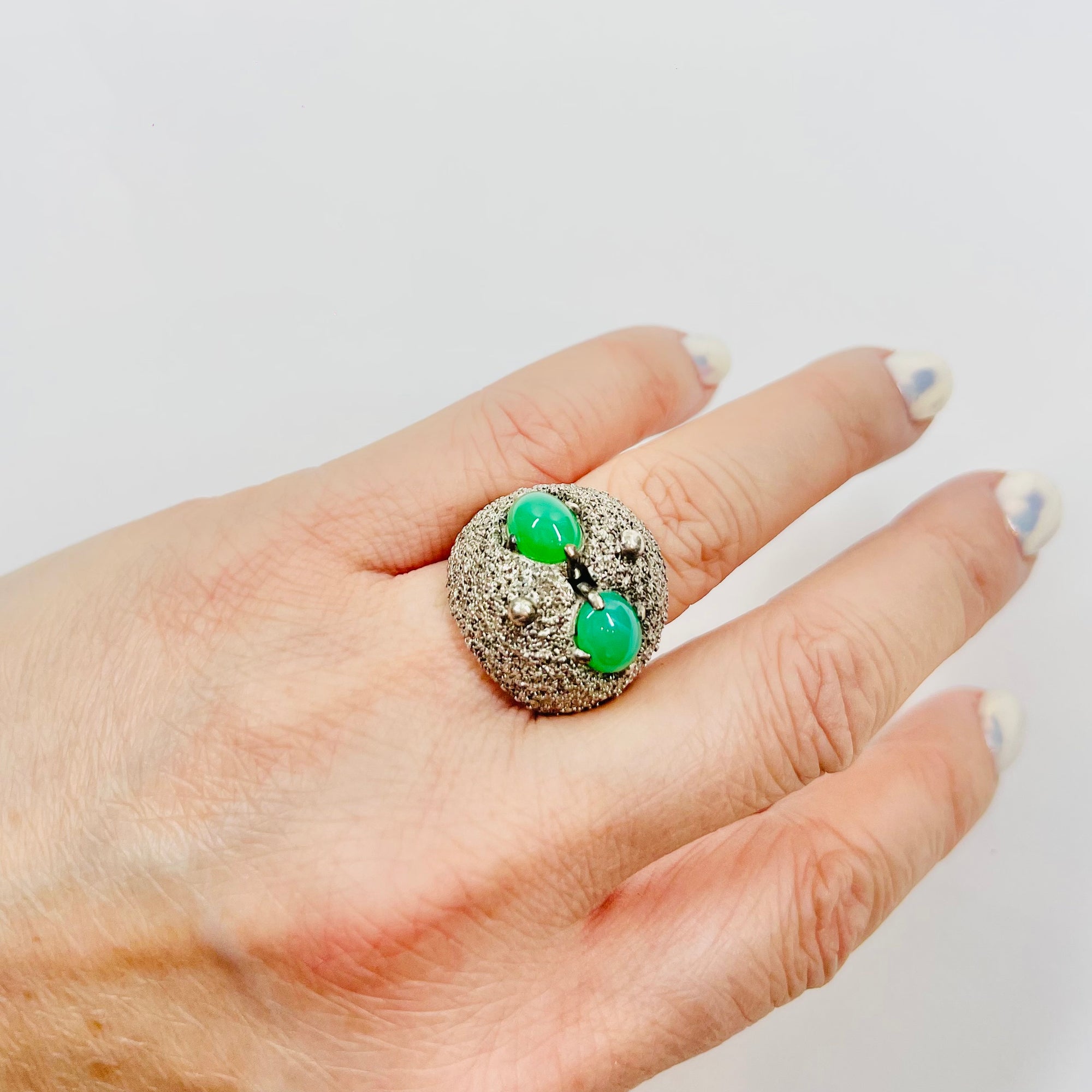 ANTIQUE SILVER RING WITH EMERALD CABOCHON AND FILIGREE DOME