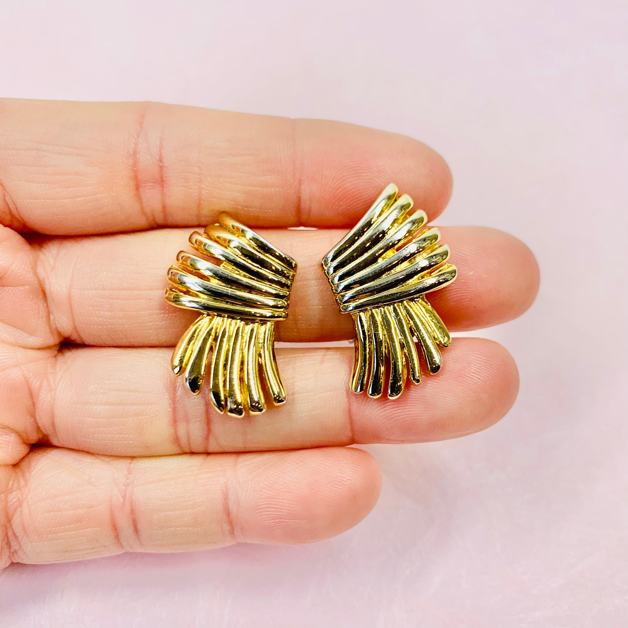 1950s RIBBED BOW KNOT CLIP ON EARRINGS
