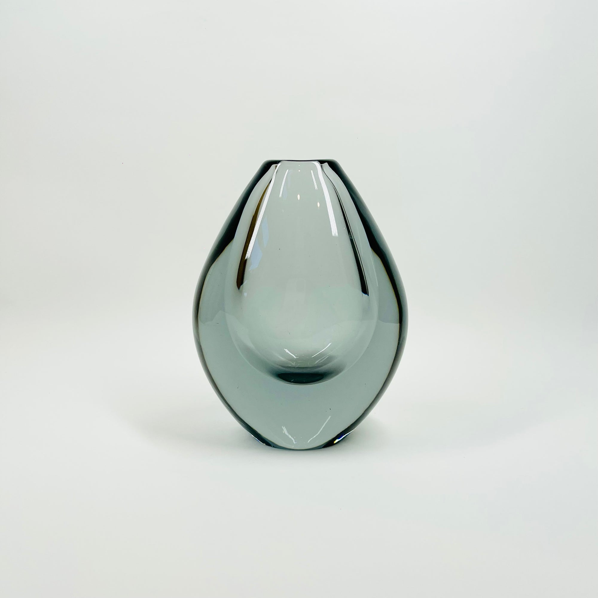 1950s GREY SOMMERSO GLASS VASE BY SVEN PALMQVIST FOR ORREFORS
