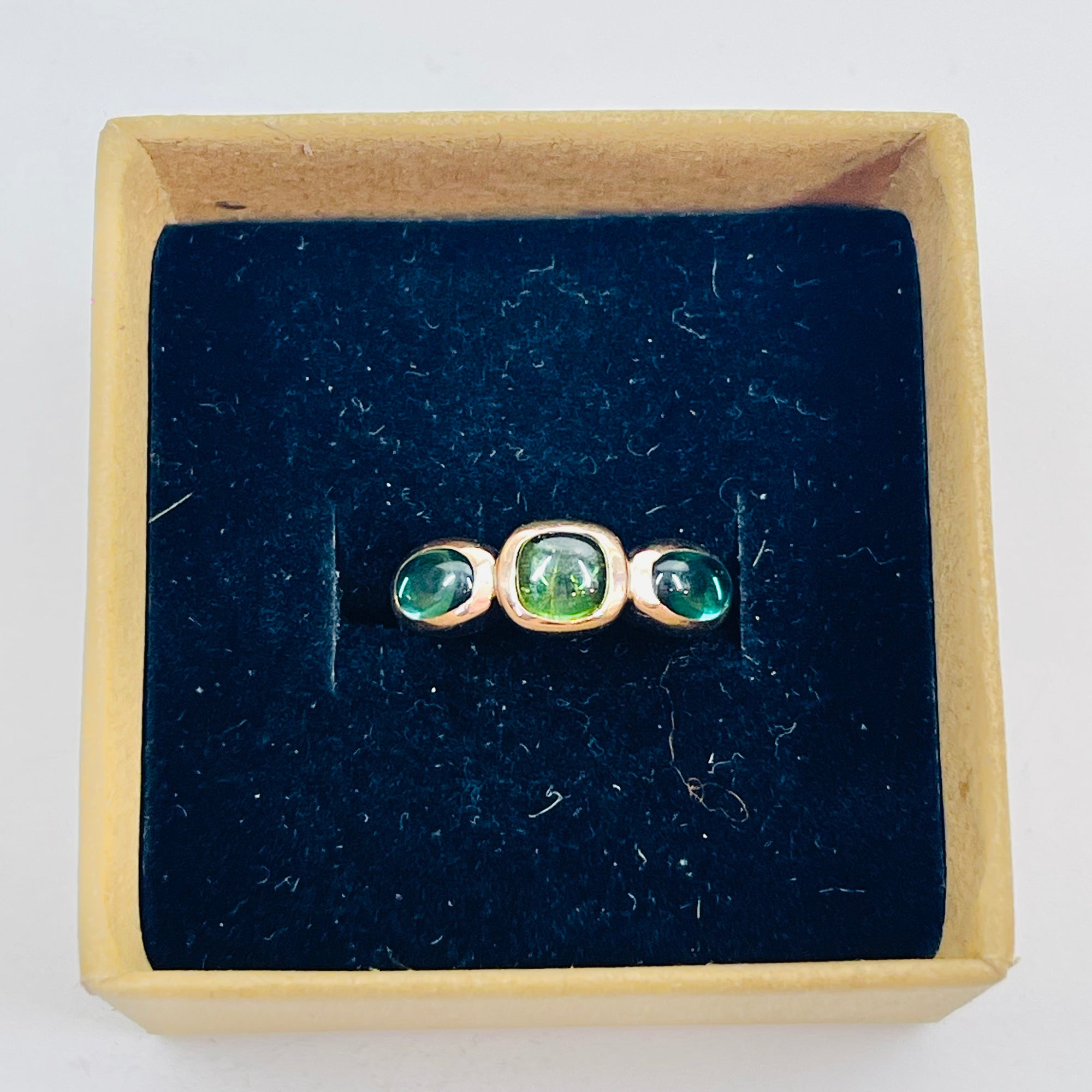 1970s 10K ROSE GOLD TRILOGY RING WITH EMERALD & PERIDOT CABOCHON