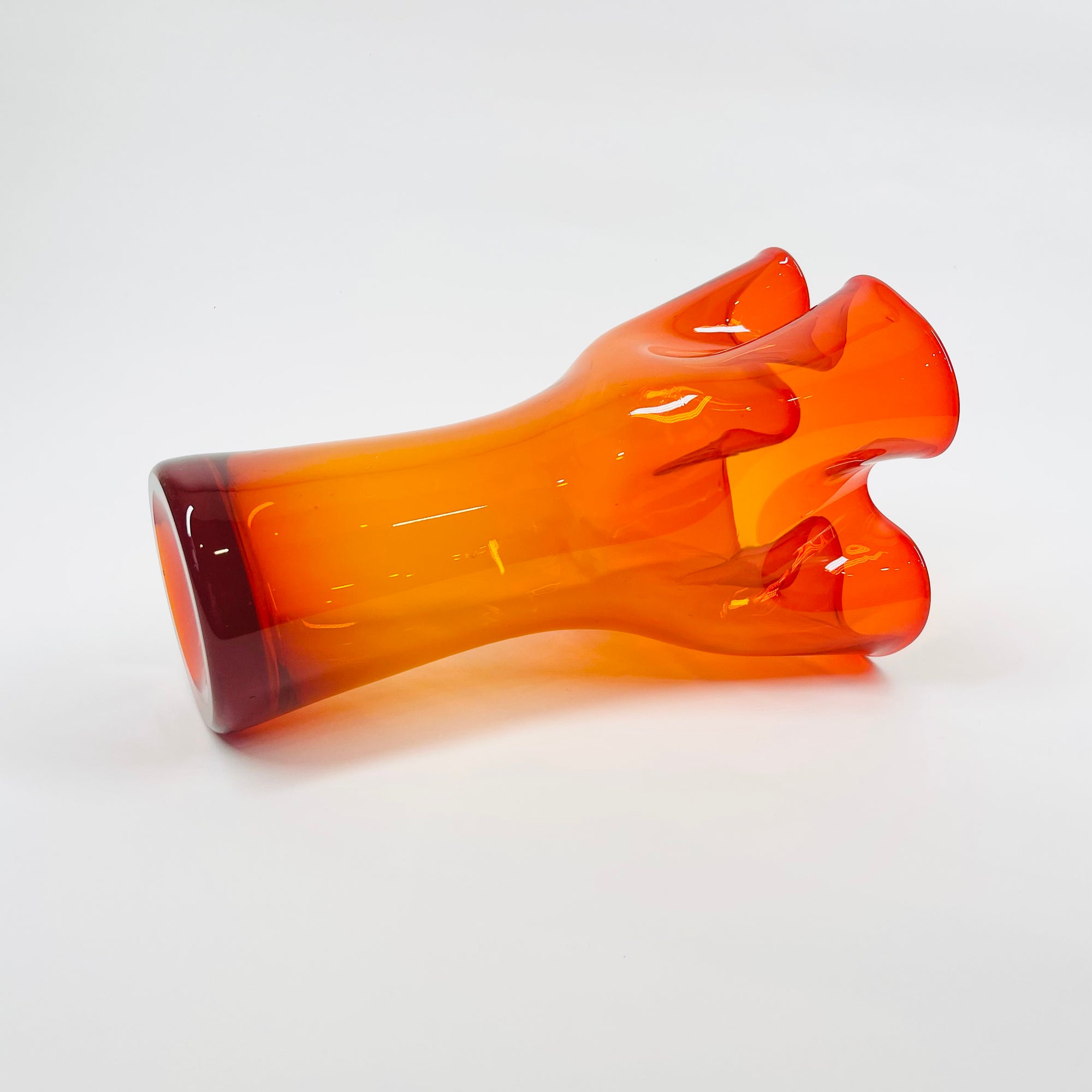 MIDCENTURY SIGNED FINNISH GLASS HANDKERCHIEF POIMU VASE BY INKERI TOIKKA FOR NUUTAJARVI NOTSJO