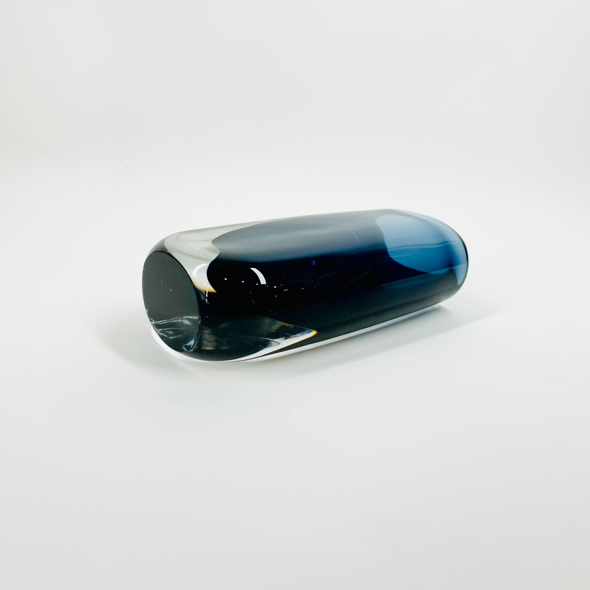 1950s NAVY BLUE SOMMERSO GLASS POSY VASE BY NILS LANDBERG FOR ORREFORS