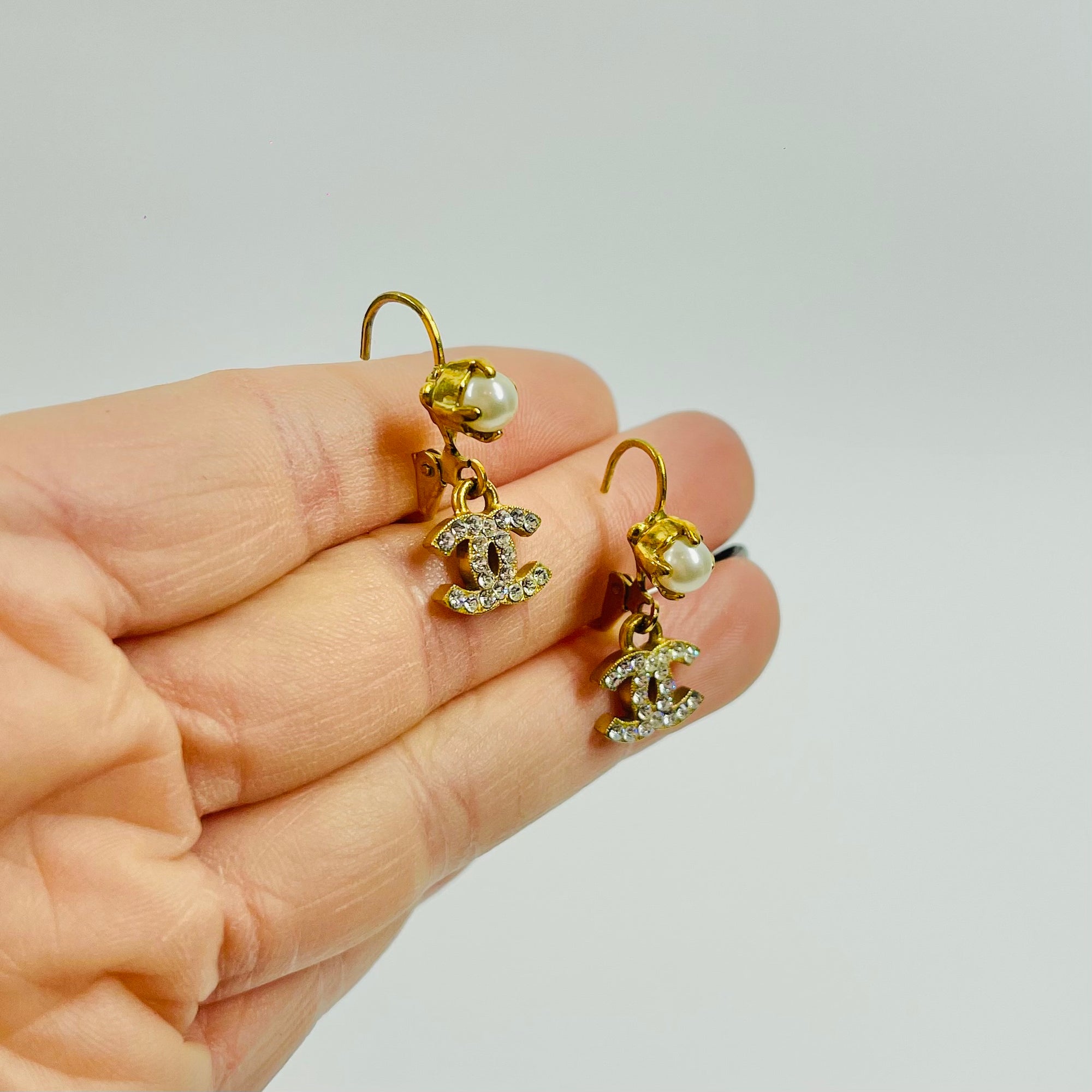 1990s CHANEL CC GOLD LOGO CRYSTAL PEARL PIERCED EARRINGS