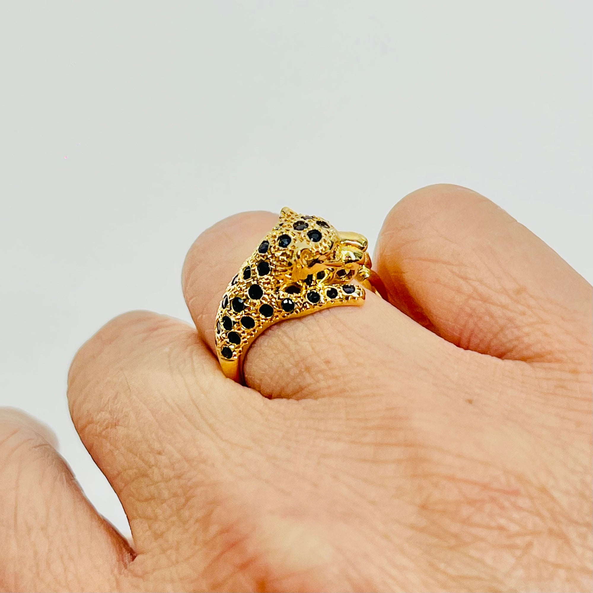 1970s 18k YELLOW GOLD BLUE SAPPHIRE LEOPARD RING