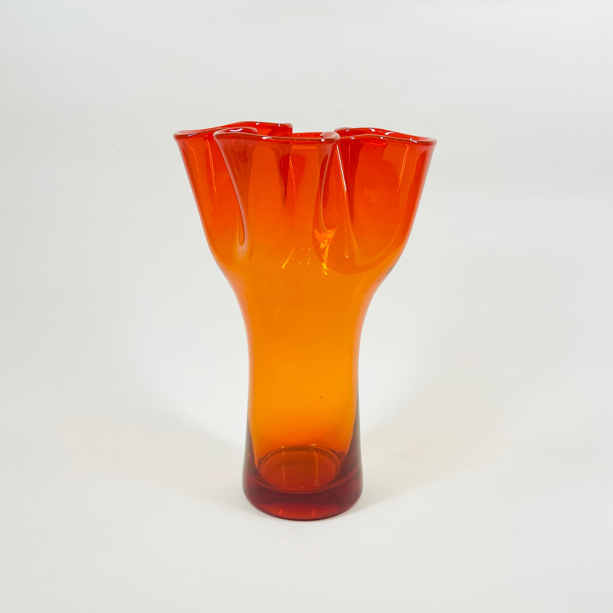 MIDCENTURY SIGNED FINNISH GLASS HANDKERCHIEF POIMU VASE BY INKERI TOIKKA FOR NUUTAJARVI NOTSJO