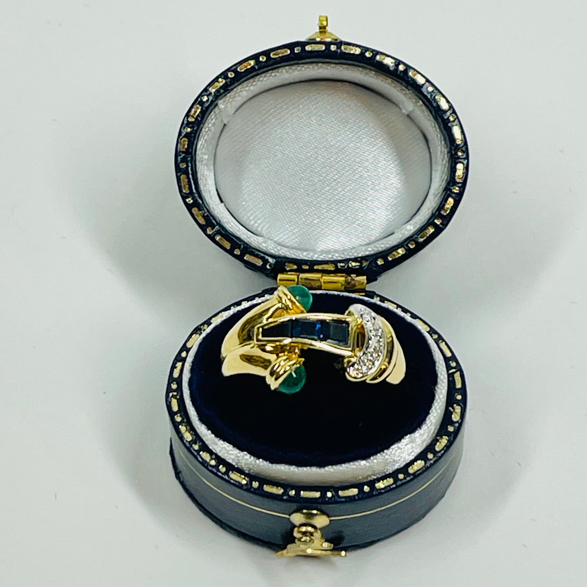 1940s 18k YELLOW GOLD BLUE SAPPHIRE EMERALD DIAMONDS PAVE TANK RING