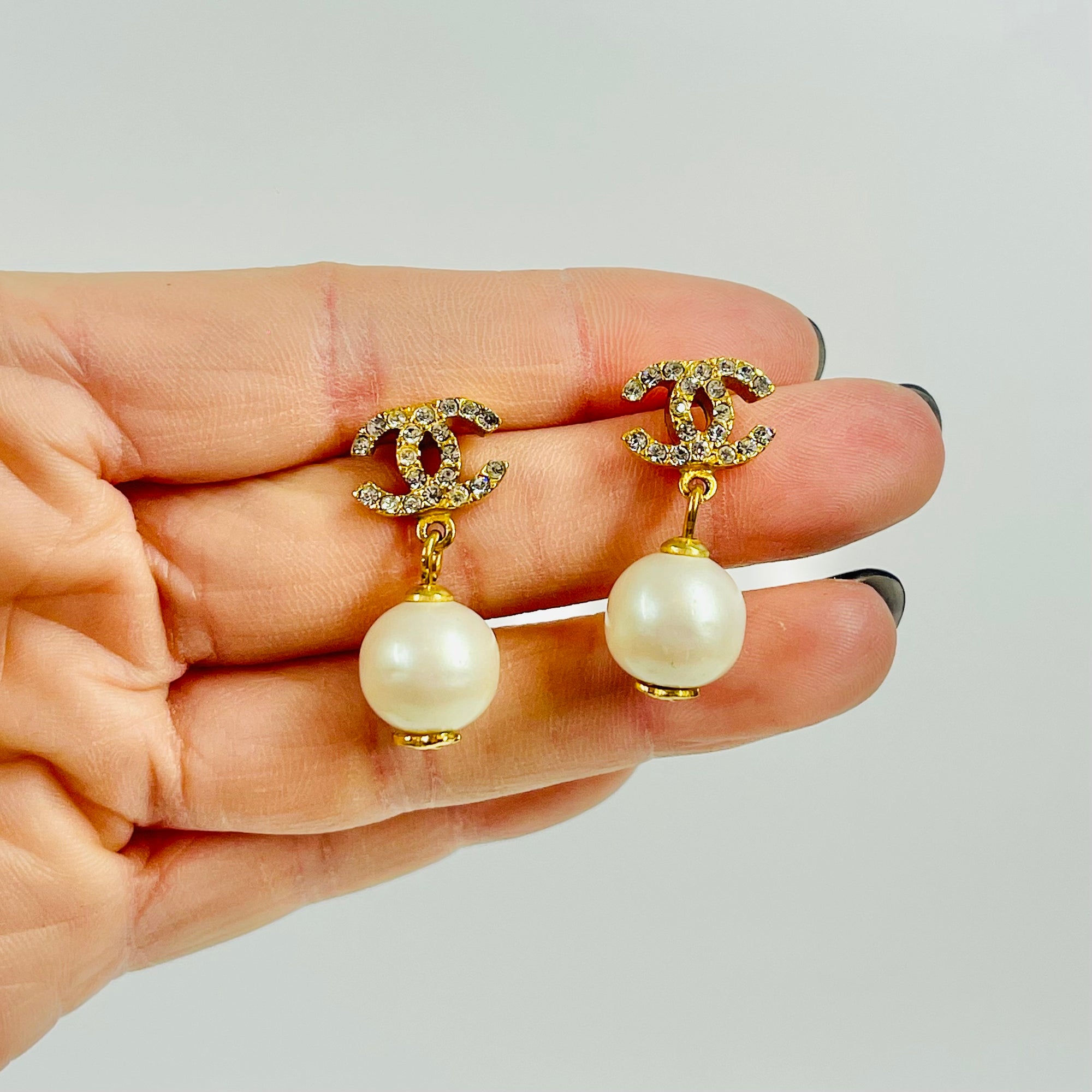1990s CHANEL CC GOLD LOGO CRYSTAL DROP PEARL PIERCED EARRINGS