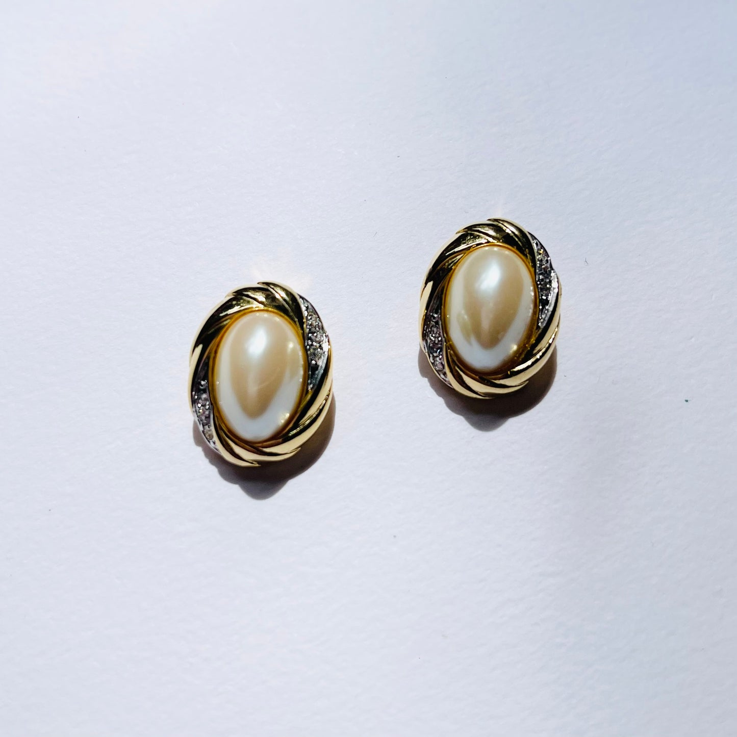 VINTAGE GUCCI PEARL BEE COSTUME EARRINGS