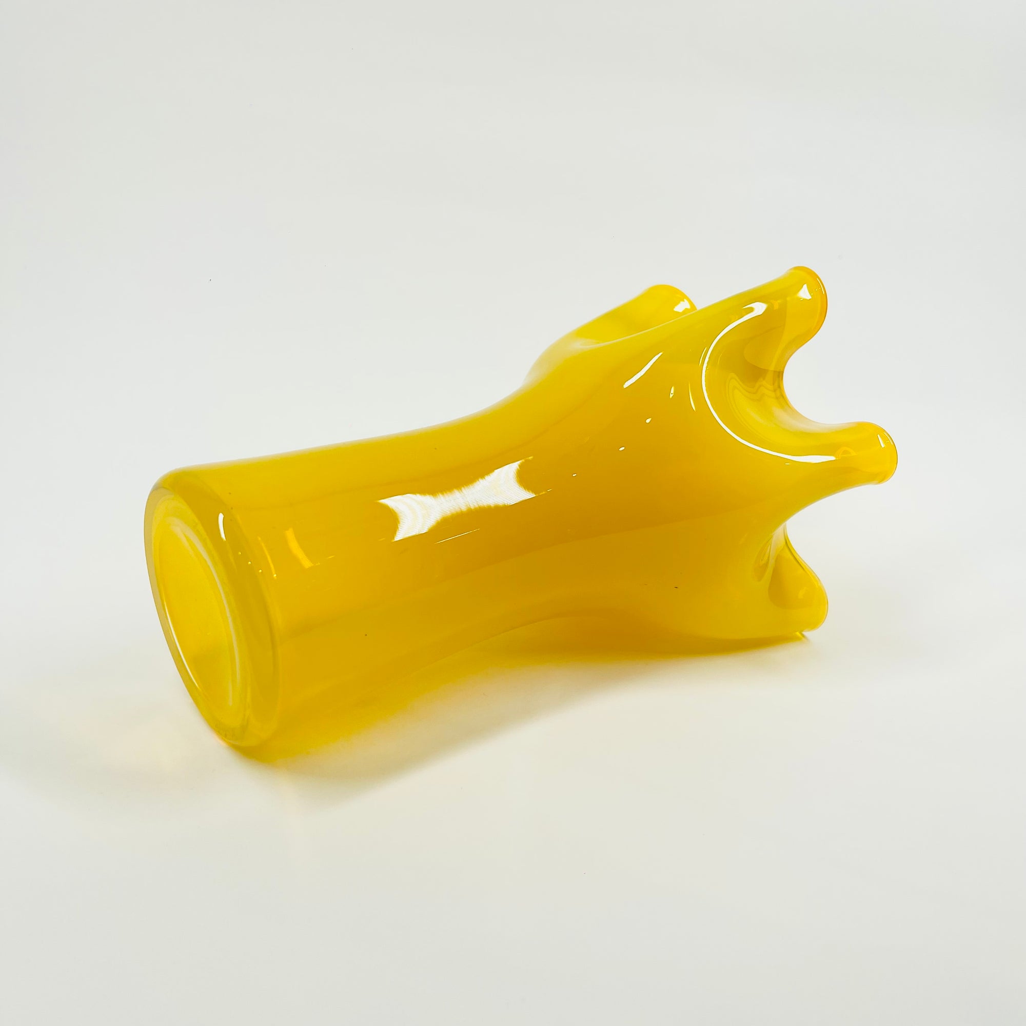 MIDCENTURY SIGNED FINNISH GLASS HANDKERCHIEF POIMU VASE BY INKERI TOIKKA FOR NUUTAJARVI NOTSJO