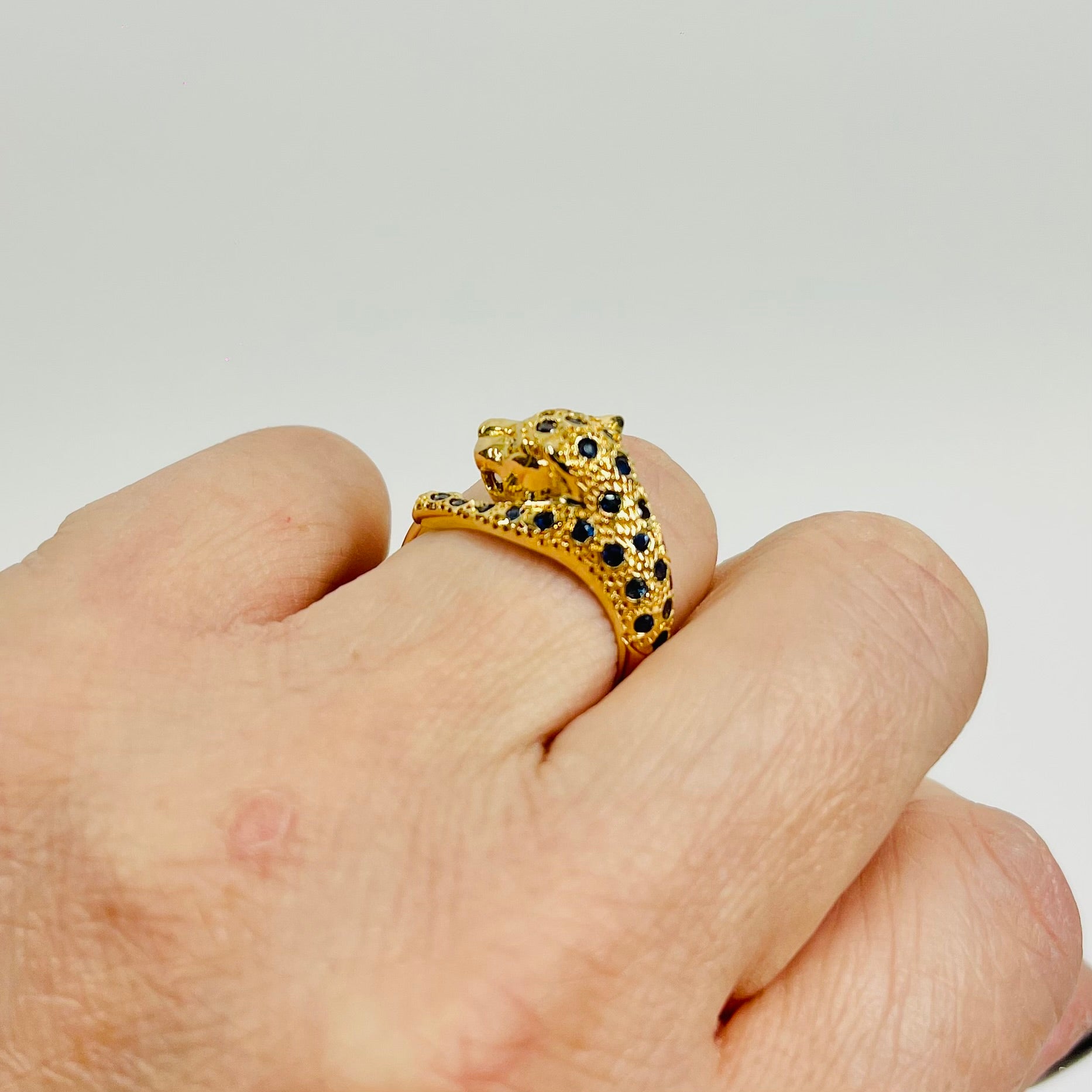 1970s 18k YELLOW GOLD BLUE SAPPHIRE LEOPARD RING