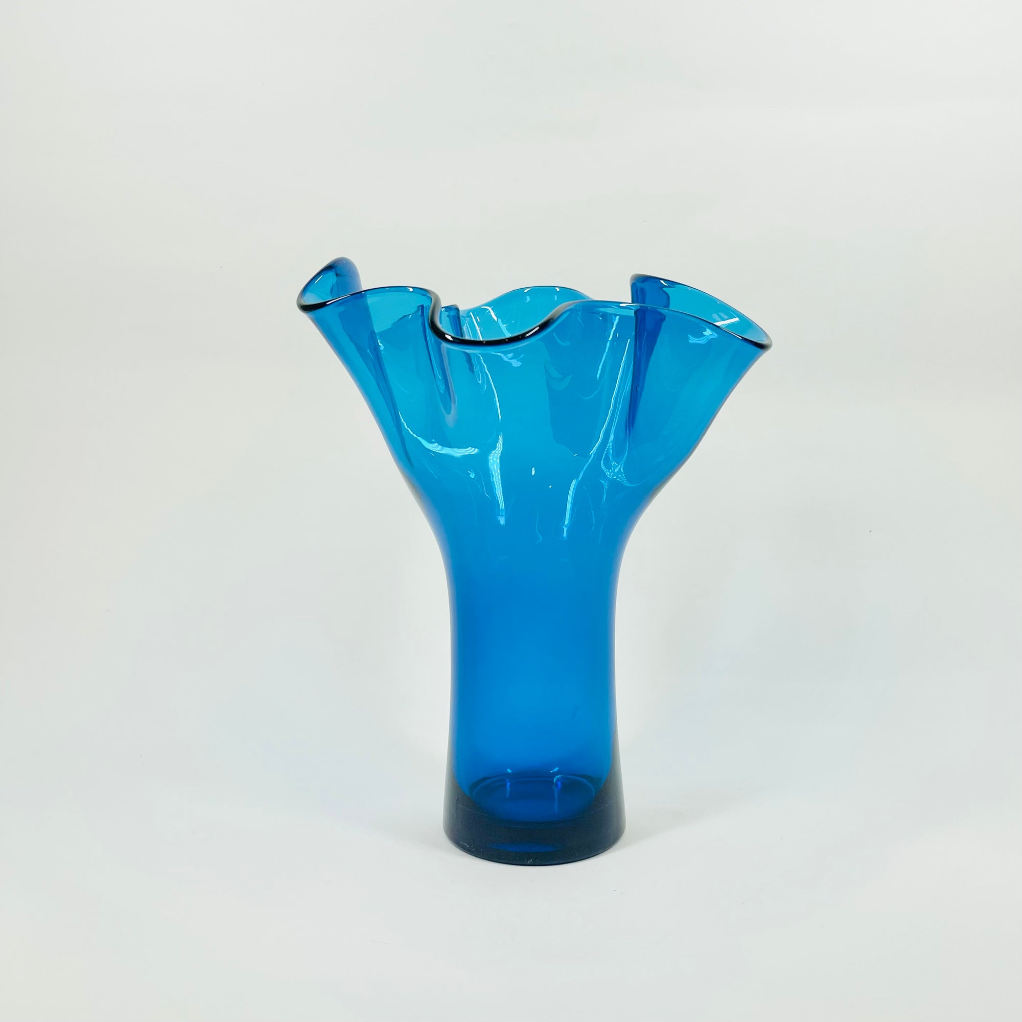 MIDCENTURY SIGNED FINNISH GLASS HANDKERCHIEF POIMU VASE BY INKERI TOIKKA FOR NUUTAJARVI NOTSJO