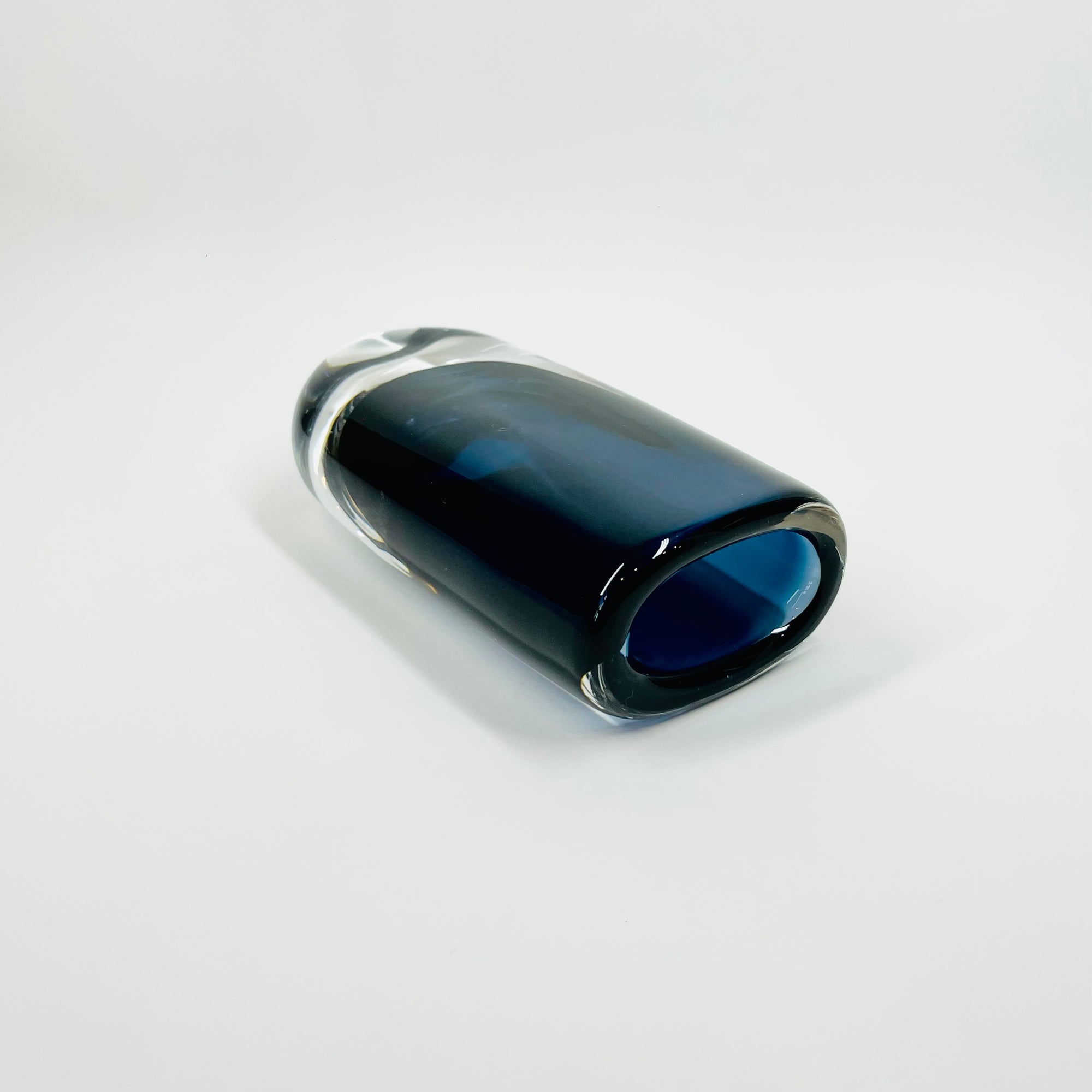1950s NAVY BLUE SOMMERSO GLASS POSY VASE BY NILS LANDBERG FOR ORREFORS