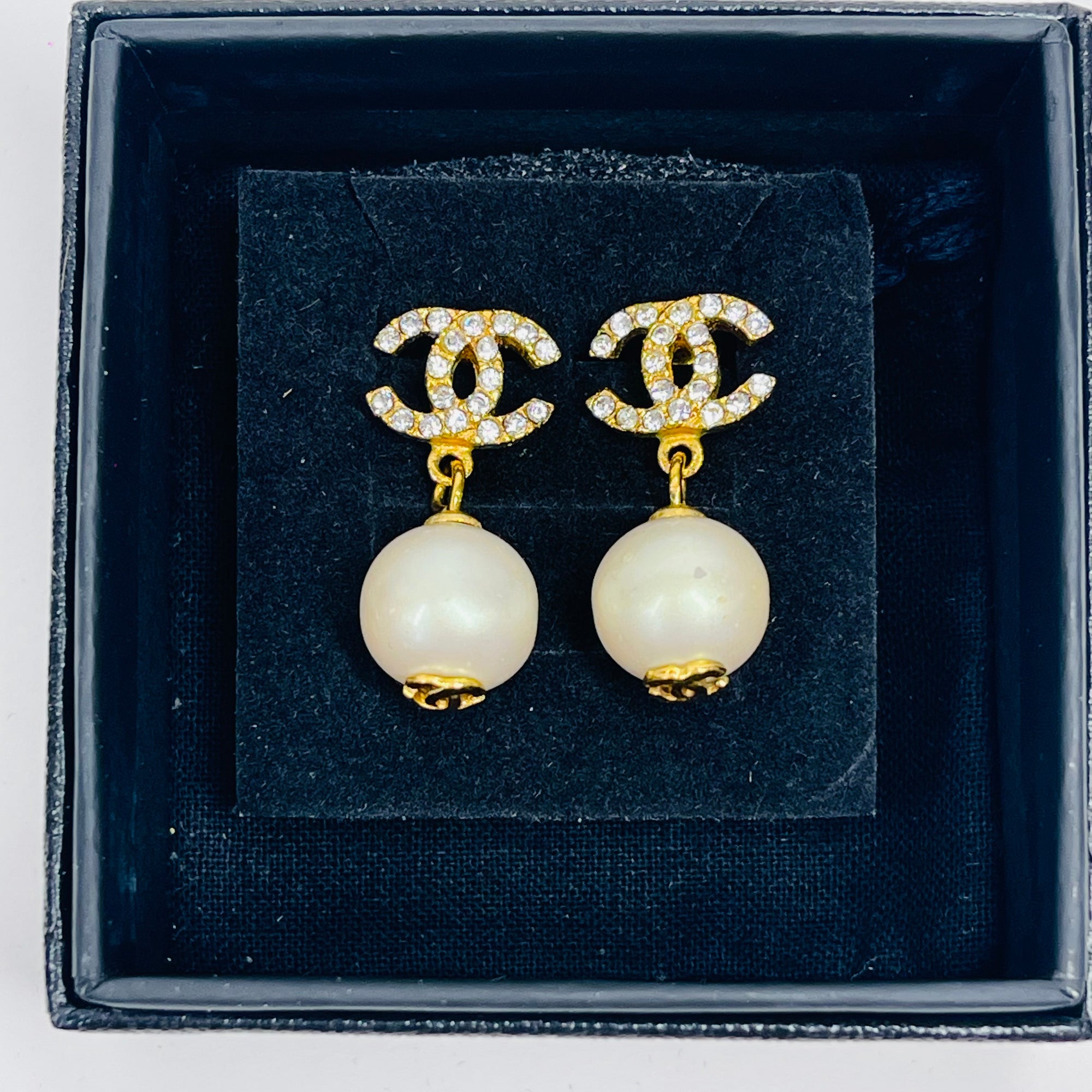 1990s CHANEL CC GOLD LOGO CRYSTAL DROP PEARL PIERCED EARRINGS