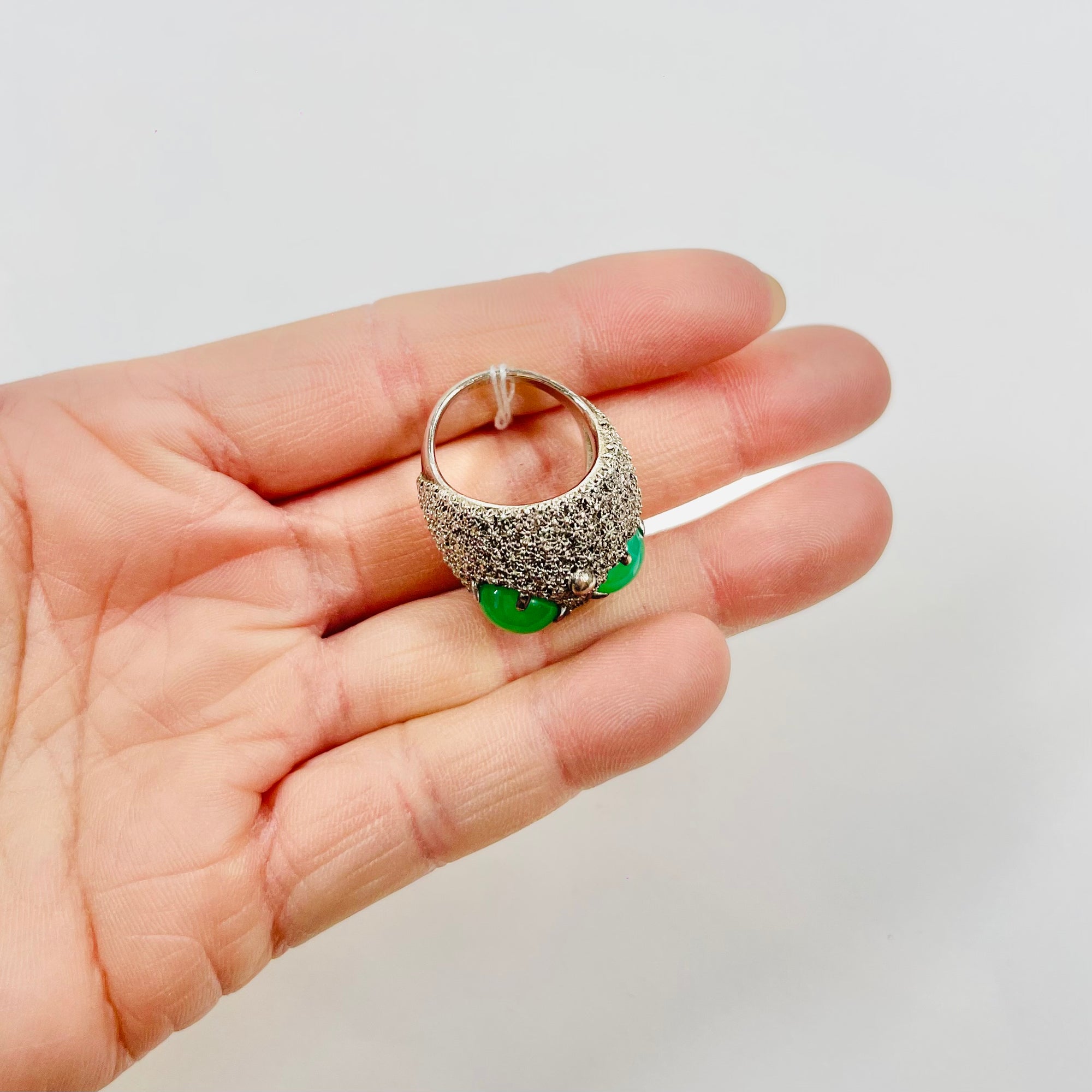 ANTIQUE SILVER RING WITH EMERALD CABOCHON AND FILIGREE DOME