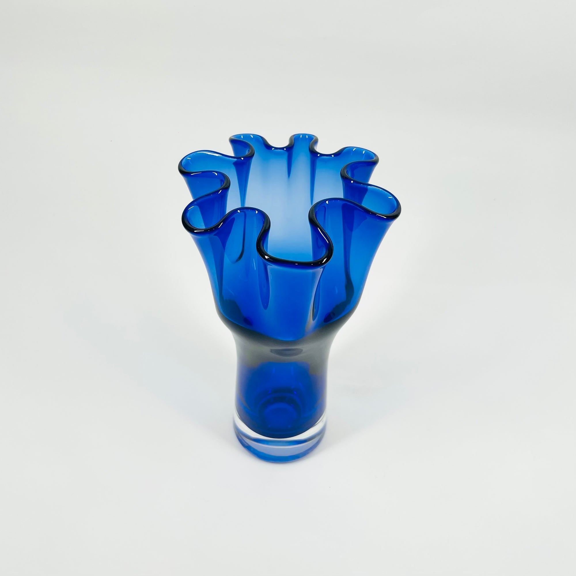 MIDCENTURY SIGNED FINNISH GLASS HANDKERCHIEF POIMU VASE BY INKERI TOIKKA FOR NUUTAJARVI NOTSJO