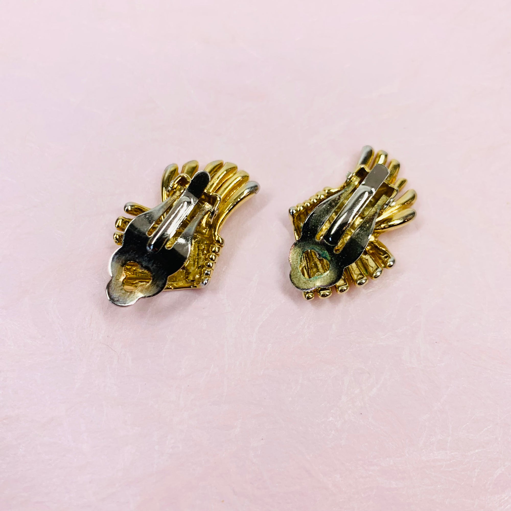 1950s RIBBED BOW KNOT CLIP ON EARRINGS