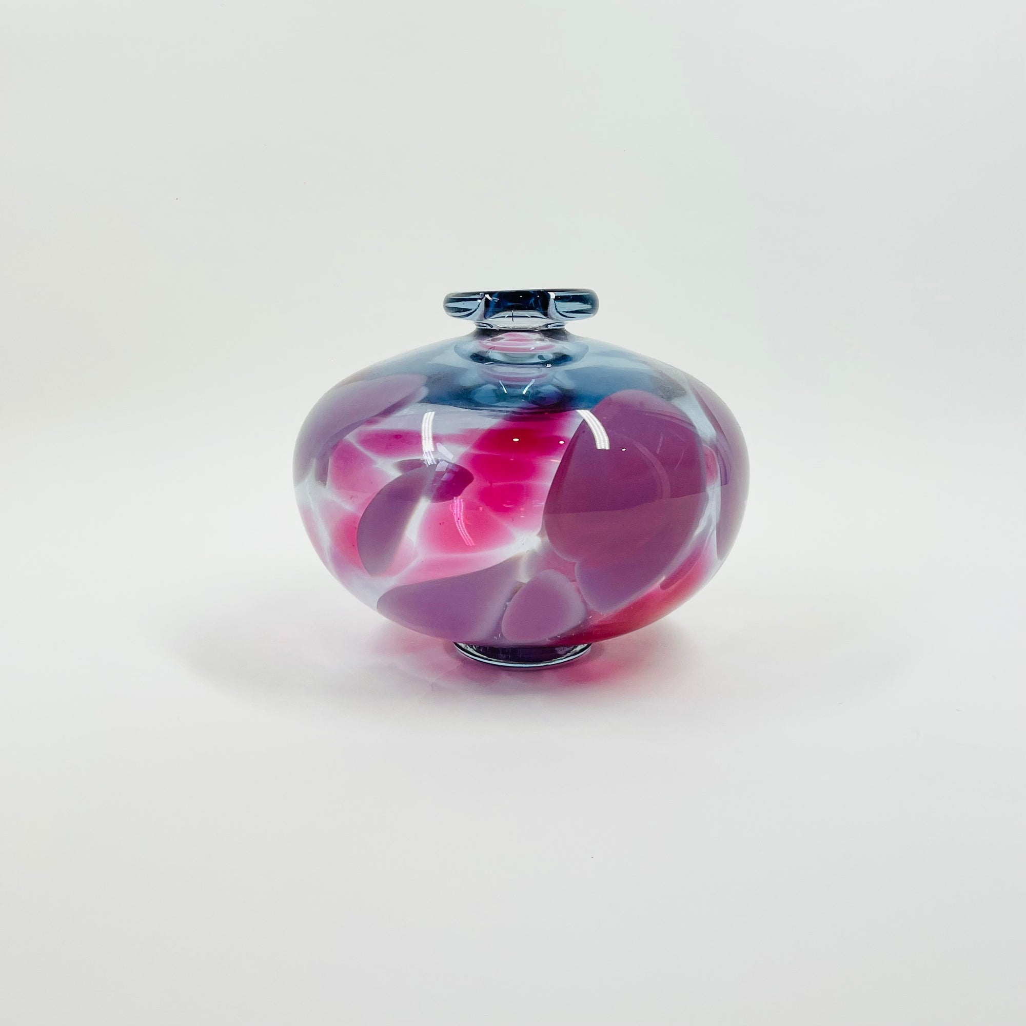 1980s AUSTRALIAN MOUTH BLOWN PINK PURPLE SPATTER ART GLASS SQUAT VASE BY STEPHEN MORRIS
