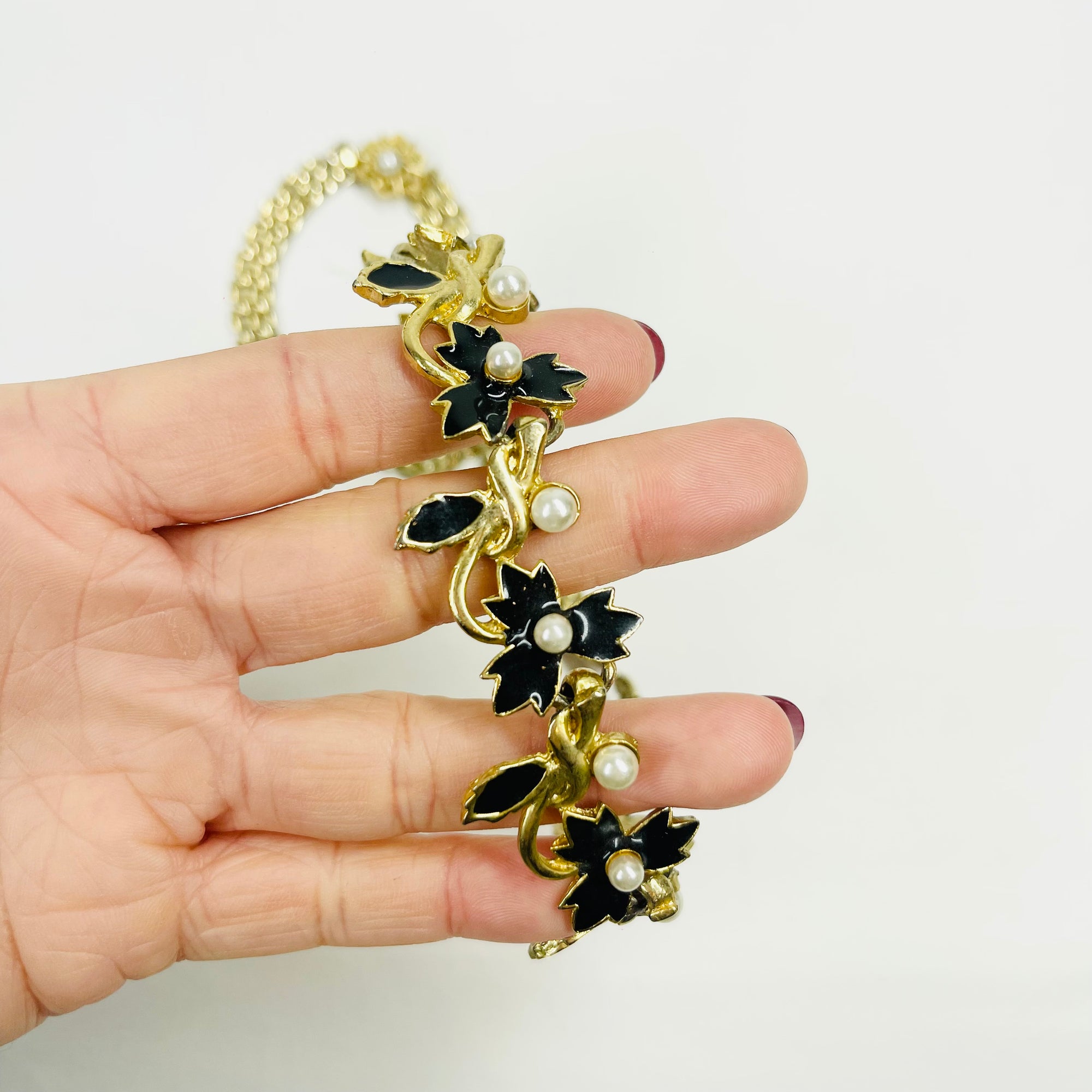 1960s PEARL BLACK ENAMEL STATEMENT NECKLACE WITH PANTHERE LINKS