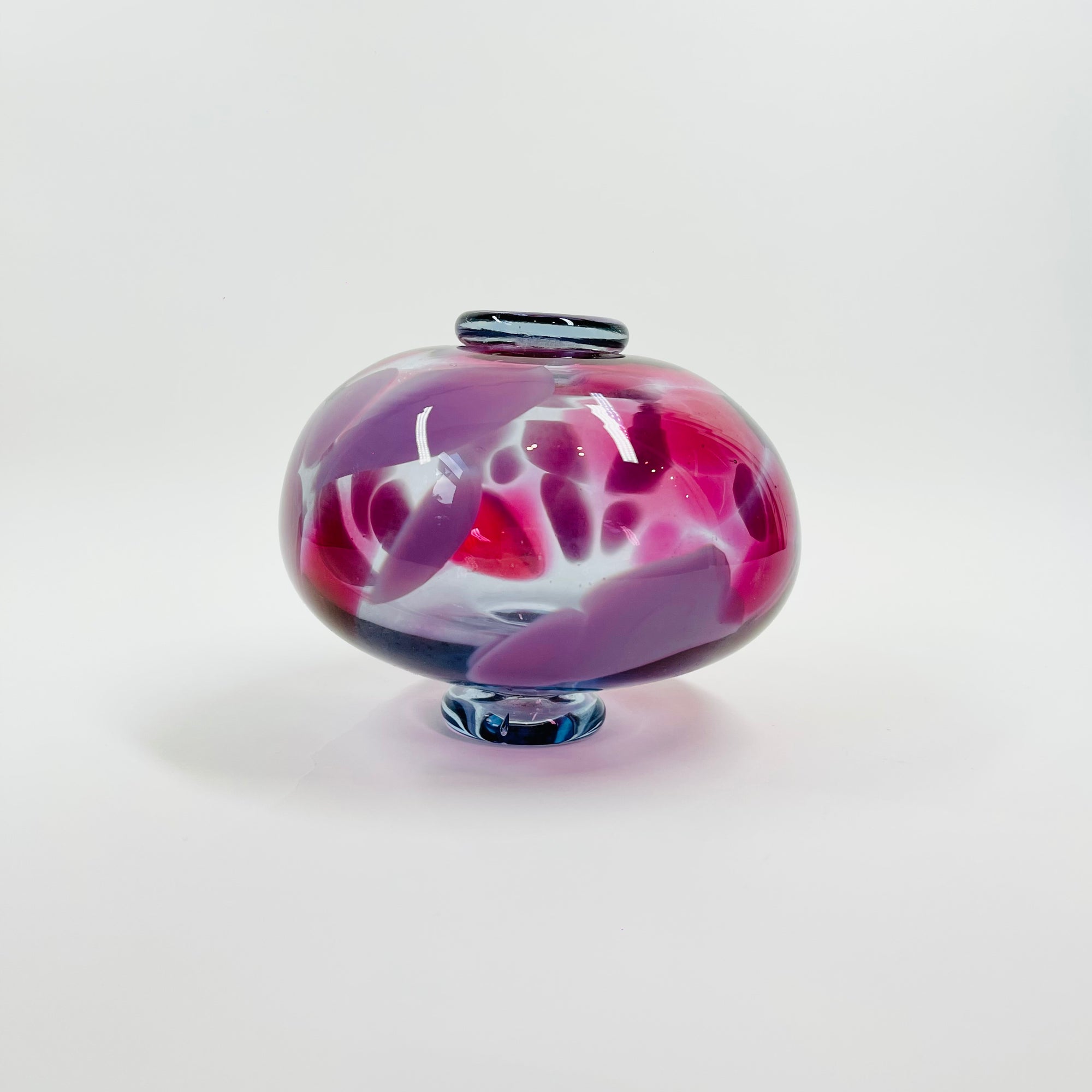 1980s AUSTRALIAN MOUTH BLOWN PINK PURPLE SPATTER ART GLASS SQUAT VASE BY STEPHEN MORRIS