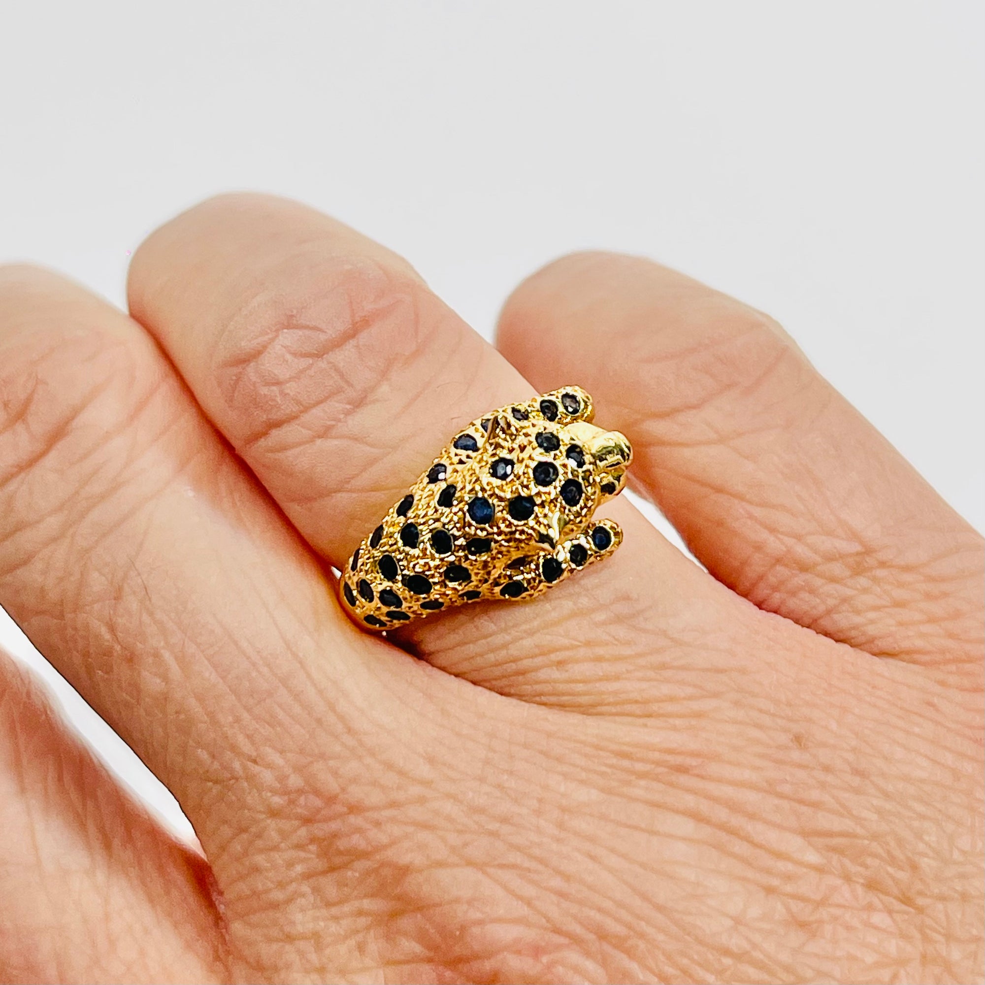1970s 18k YELLOW GOLD BLUE SAPPHIRE LEOPARD RING