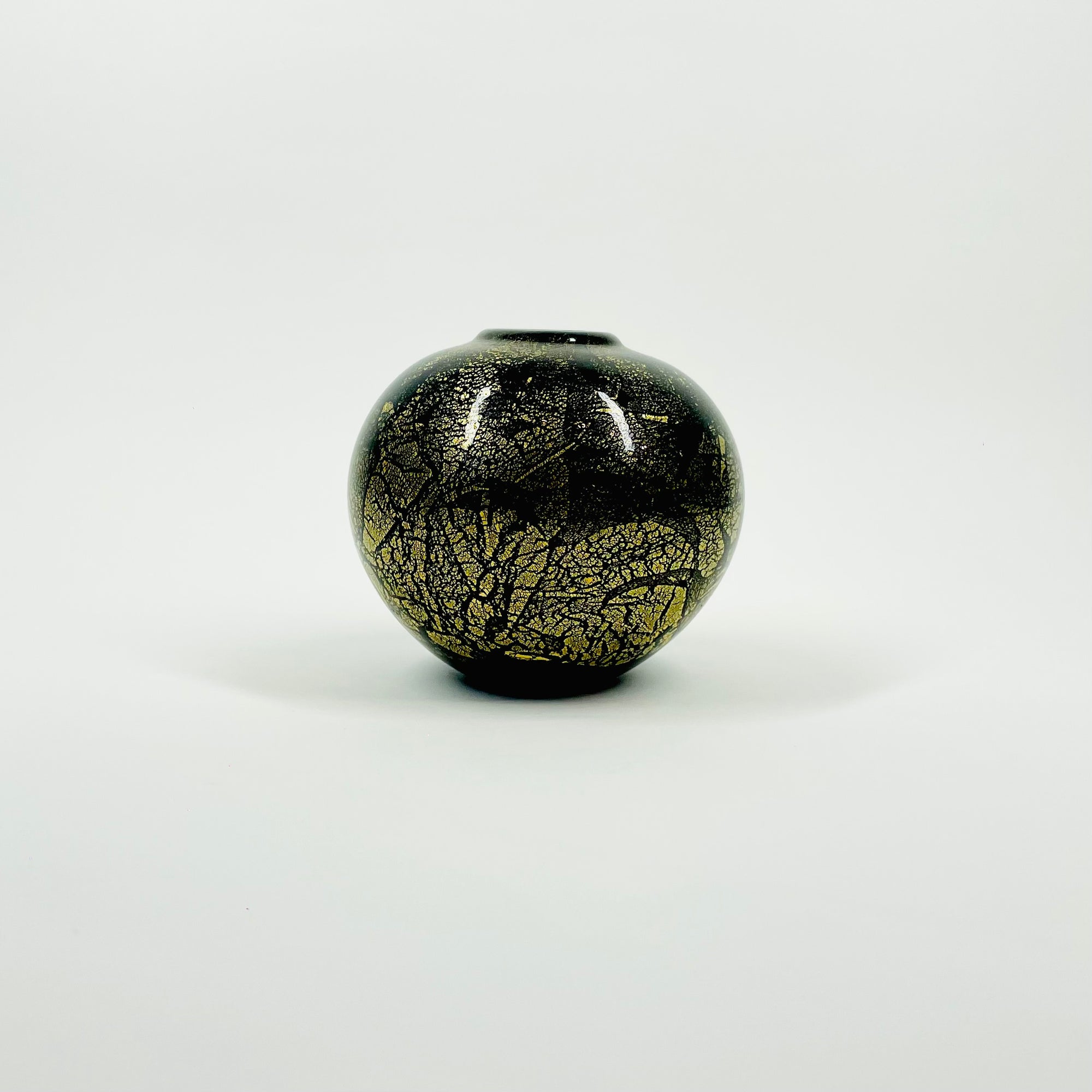 VINTAGE ISLE OF WIGHT BLACK GOLD FOIL MINI ART GLASS VASE
