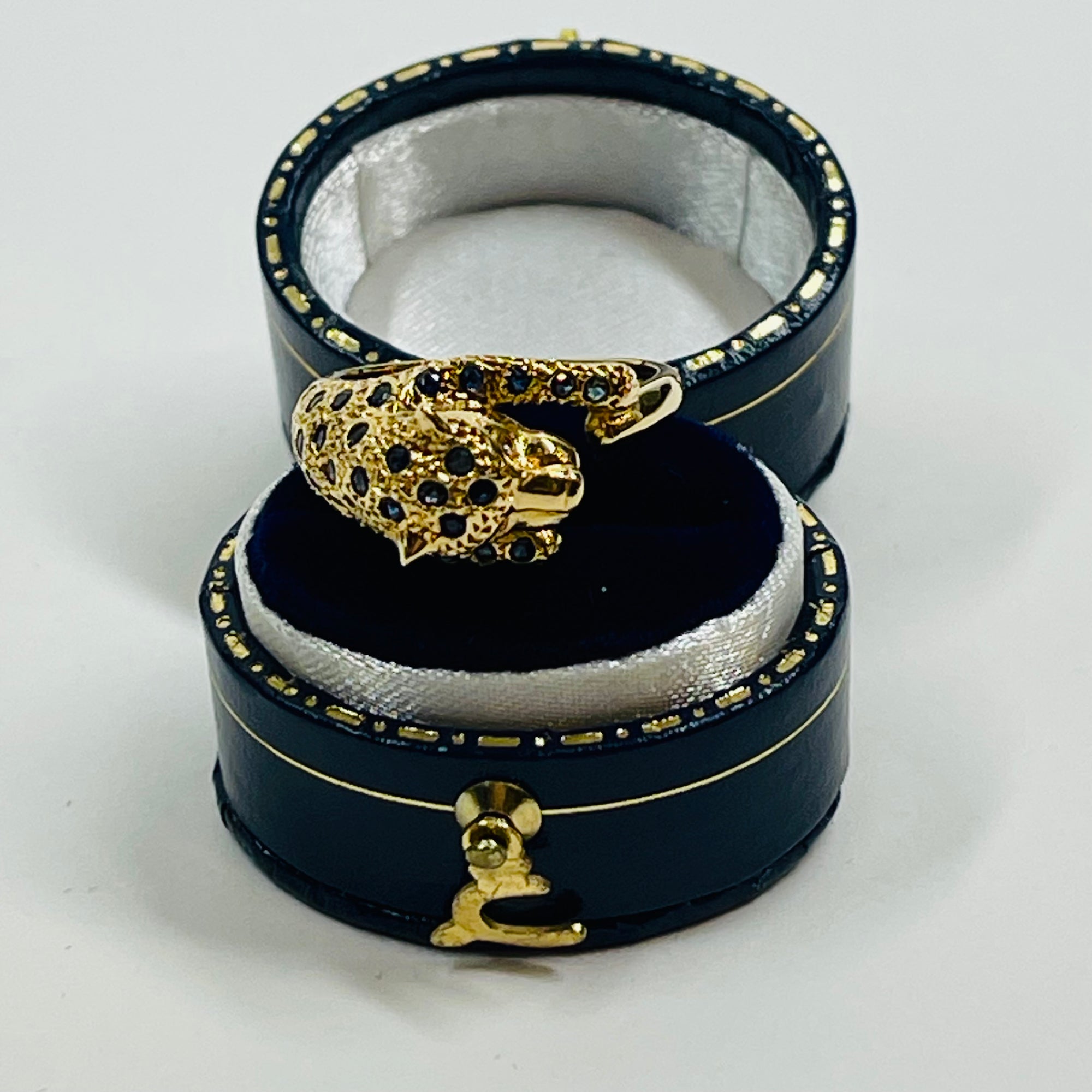 1970s 18k YELLOW GOLD BLUE SAPPHIRE LEOPARD RING